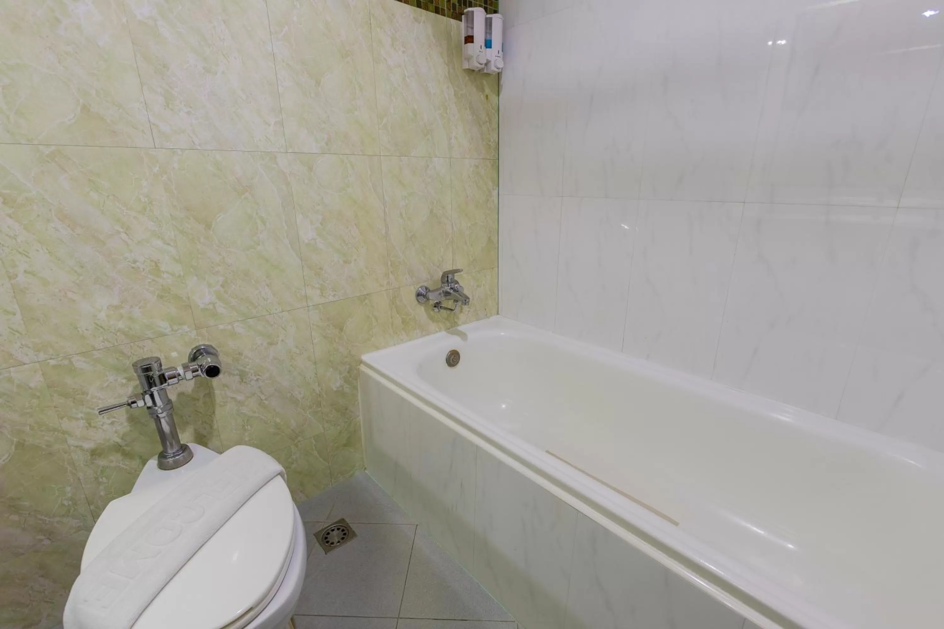 Bathroom in Pinnacle Lumpinee Park Hotel
