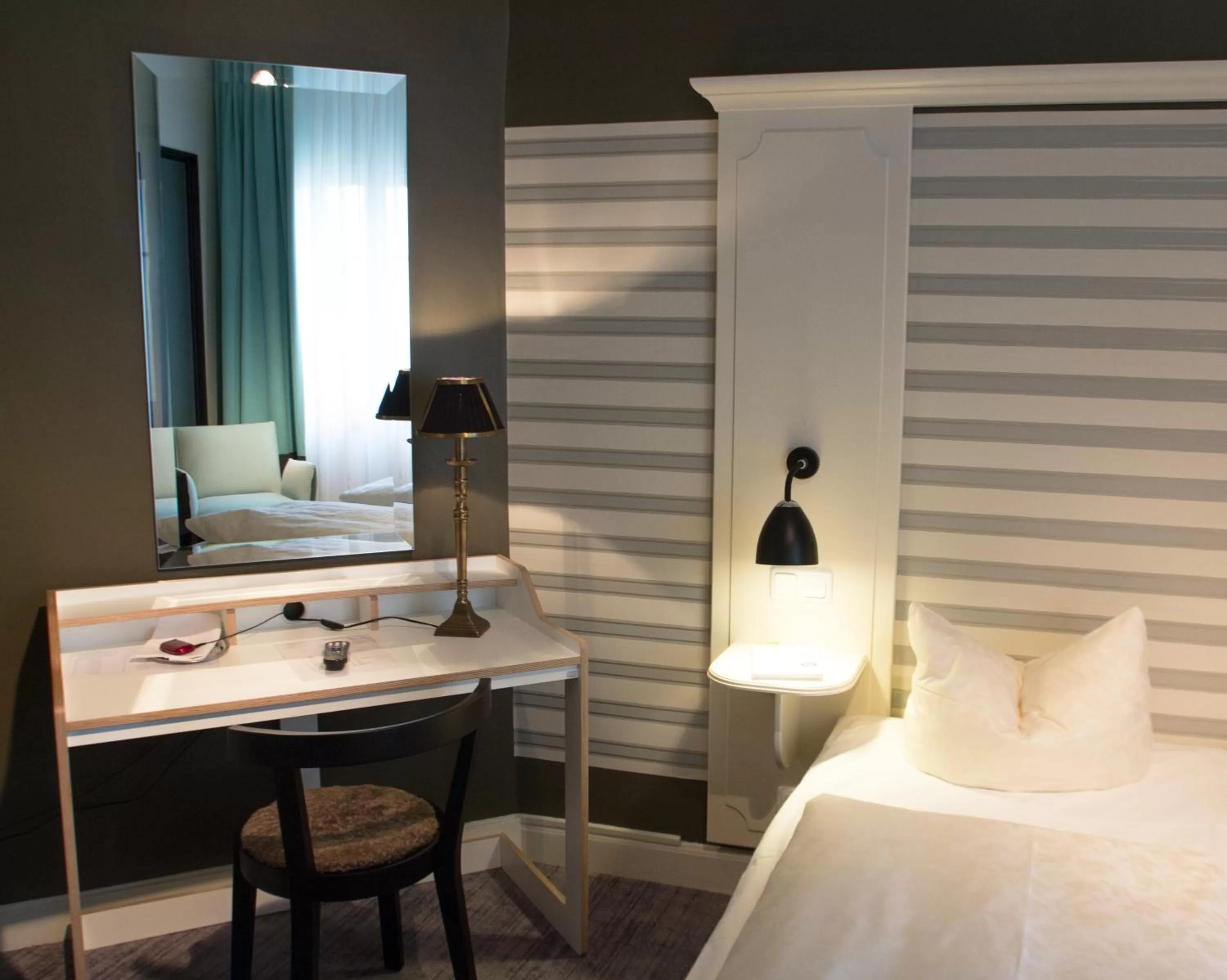 Bed in Historik Hotel Goldener Hirsch Rothenburg