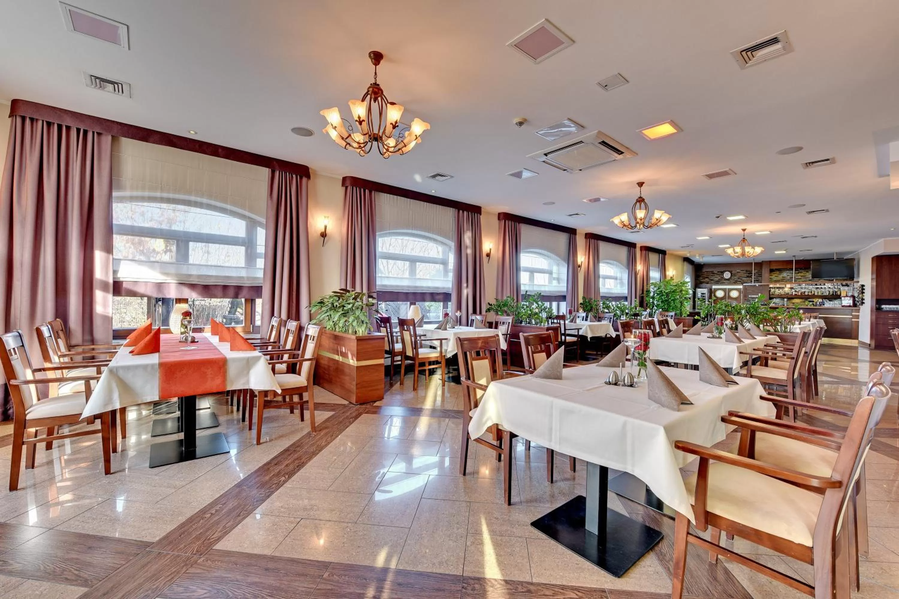 Restaurant/places to eat in Amber Hotel