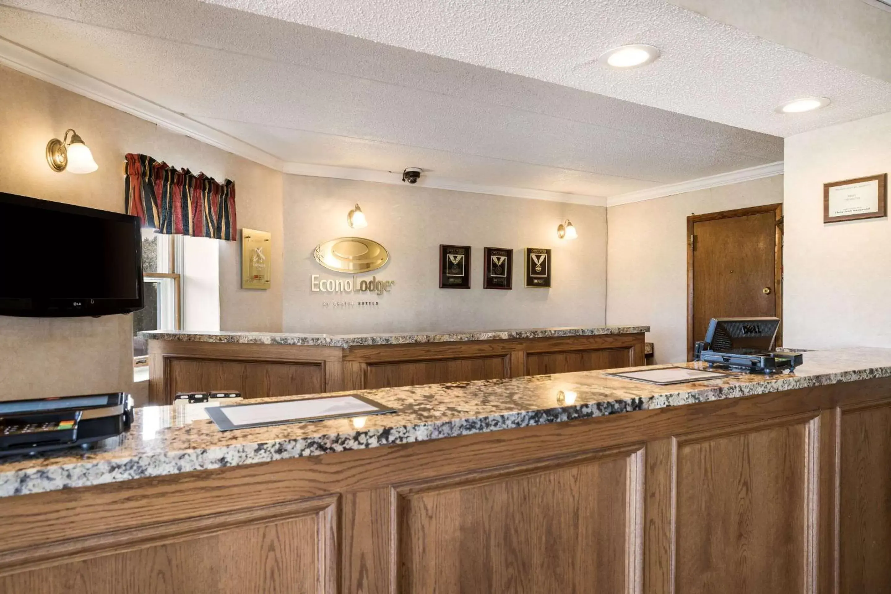 Lobby or reception, Kitchen/Kitchenette in Econo Lodge Darien Lakes