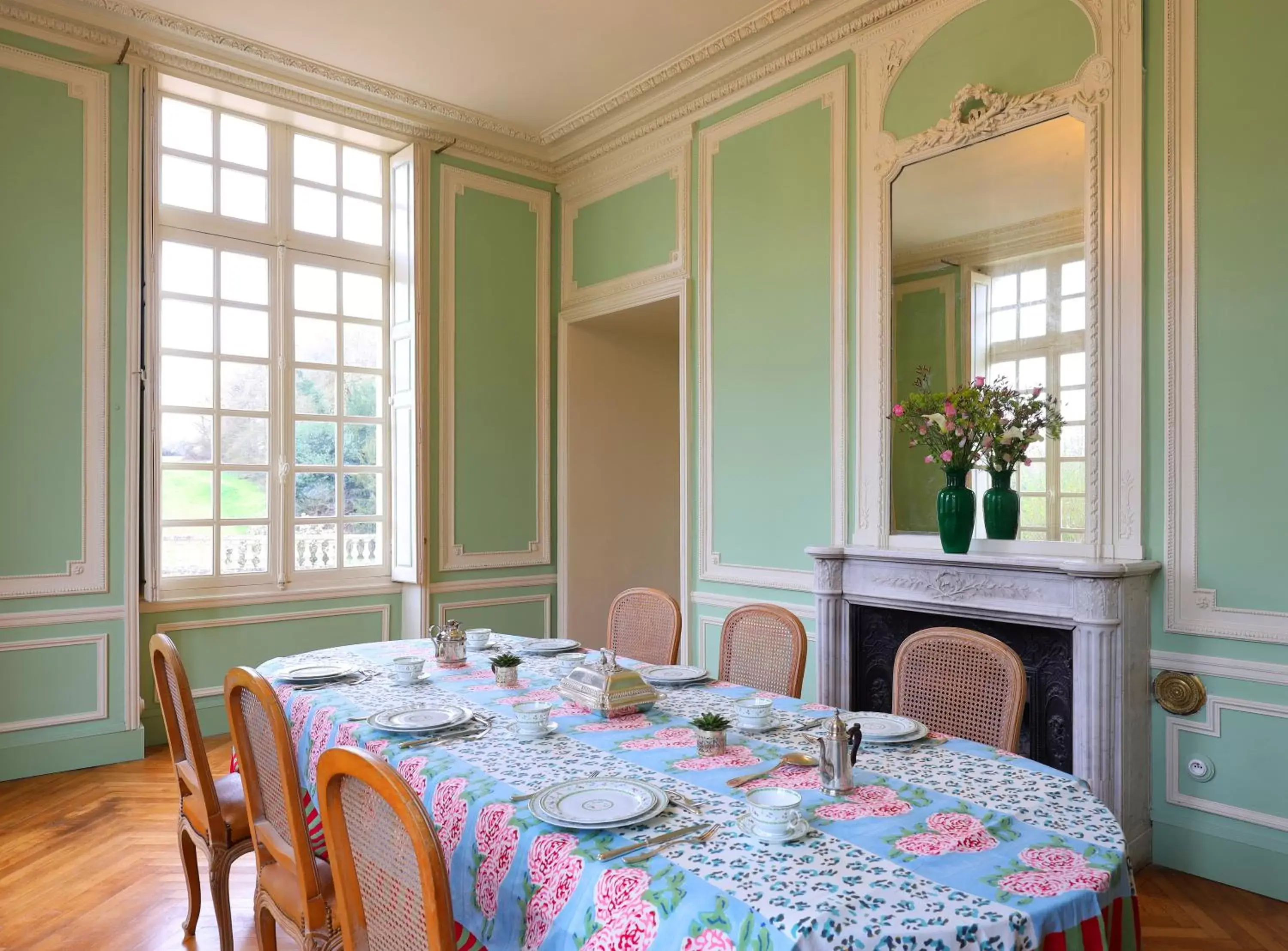 Property building, Dining Area in Château de la Huberdière