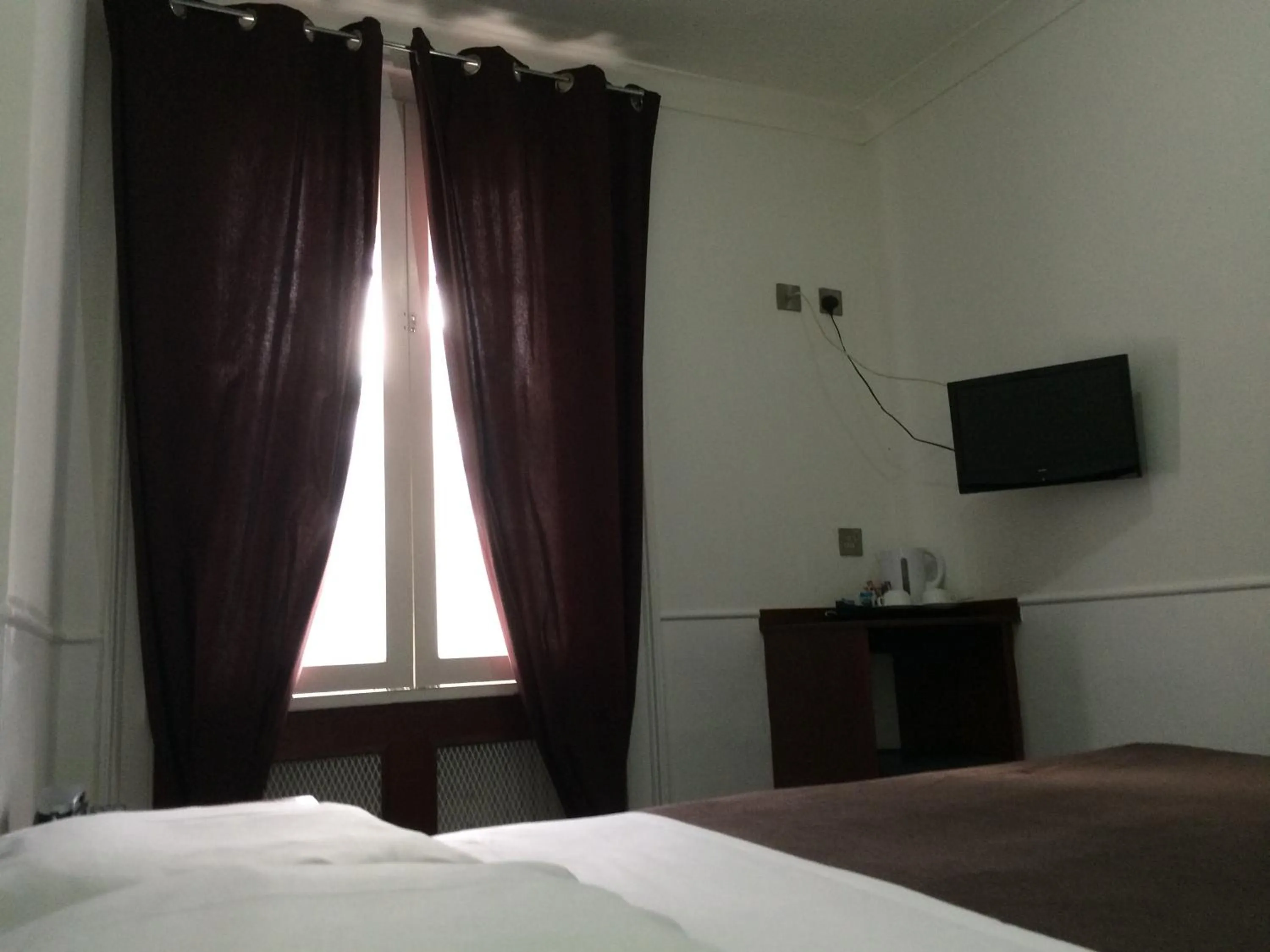 Photo of the whole room in London Continental Hotel