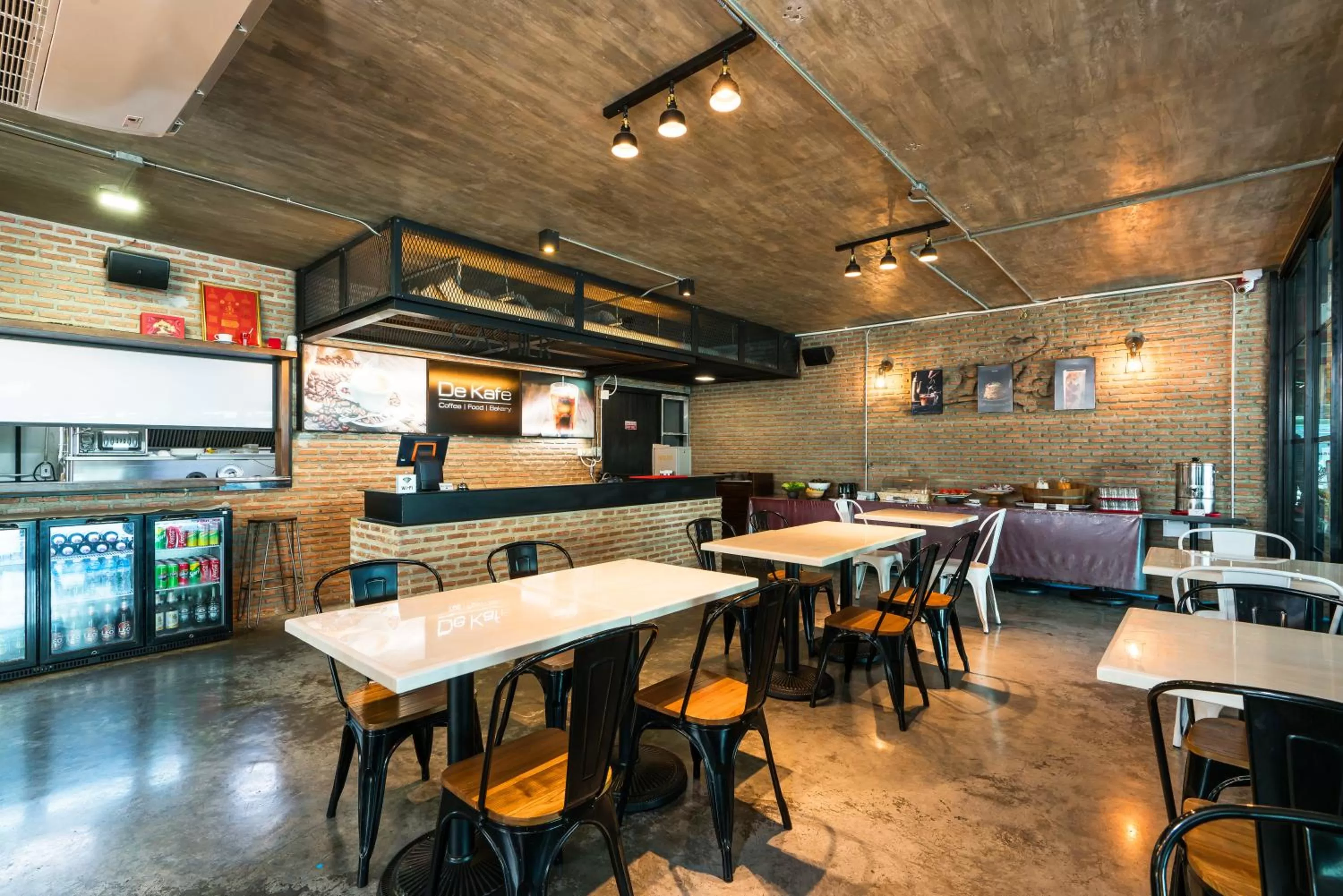 Restaurant/places to eat in De Botan Srinakarin Hotel & Residence