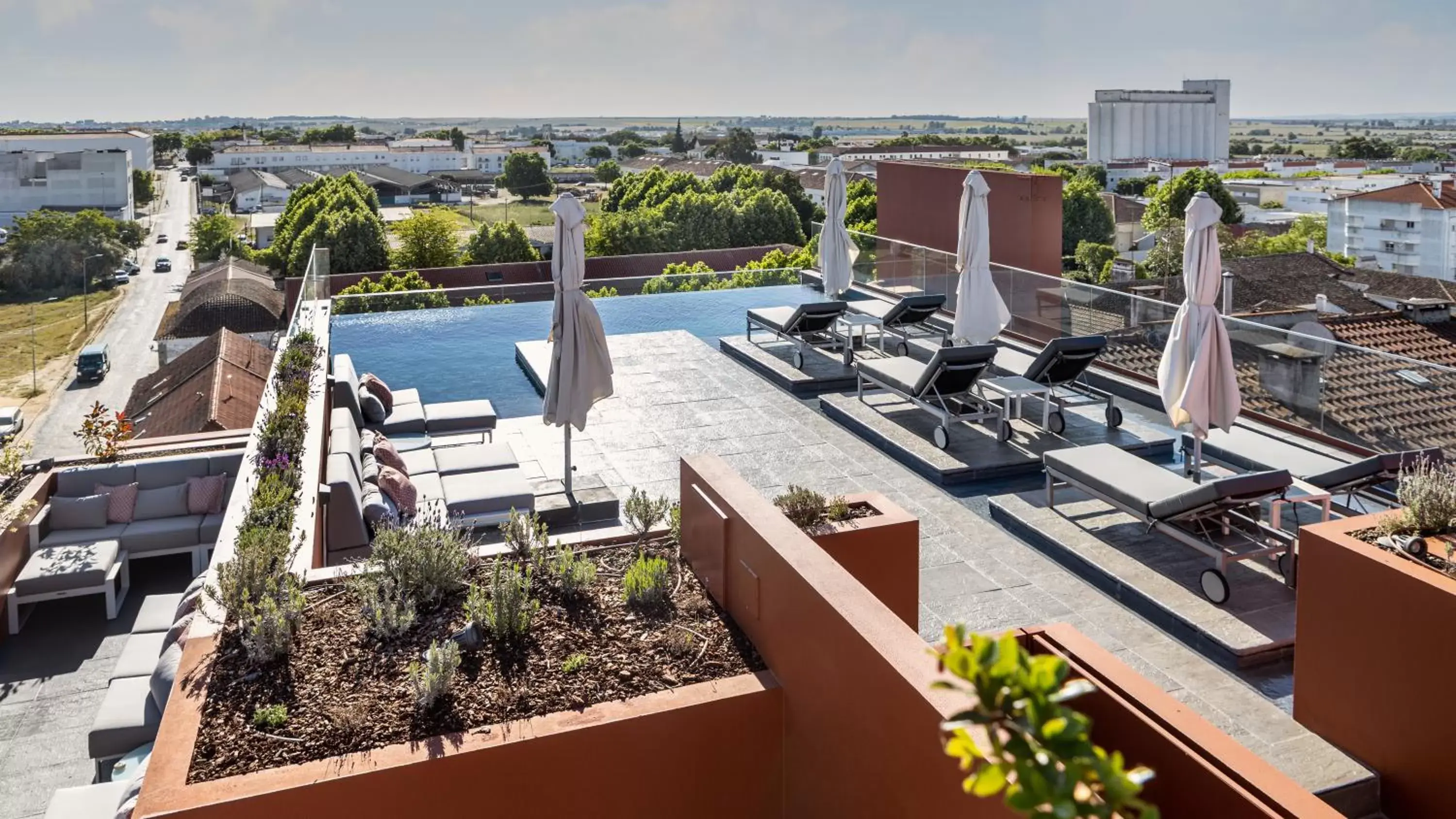 Swimming pool in Vitoria Stone Hotel