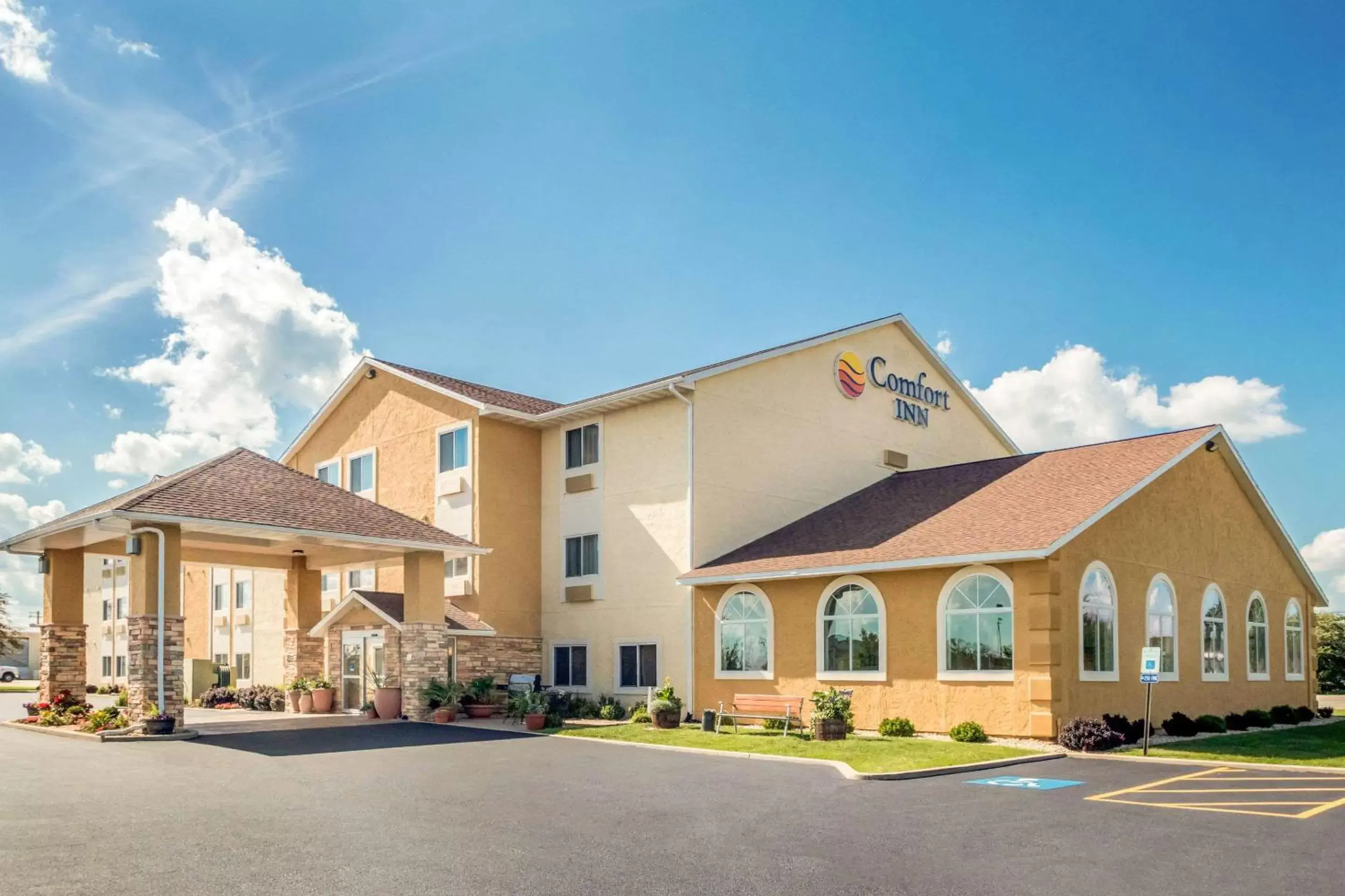 Property Building in Comfort Inn Ottawa Starved Rock Area