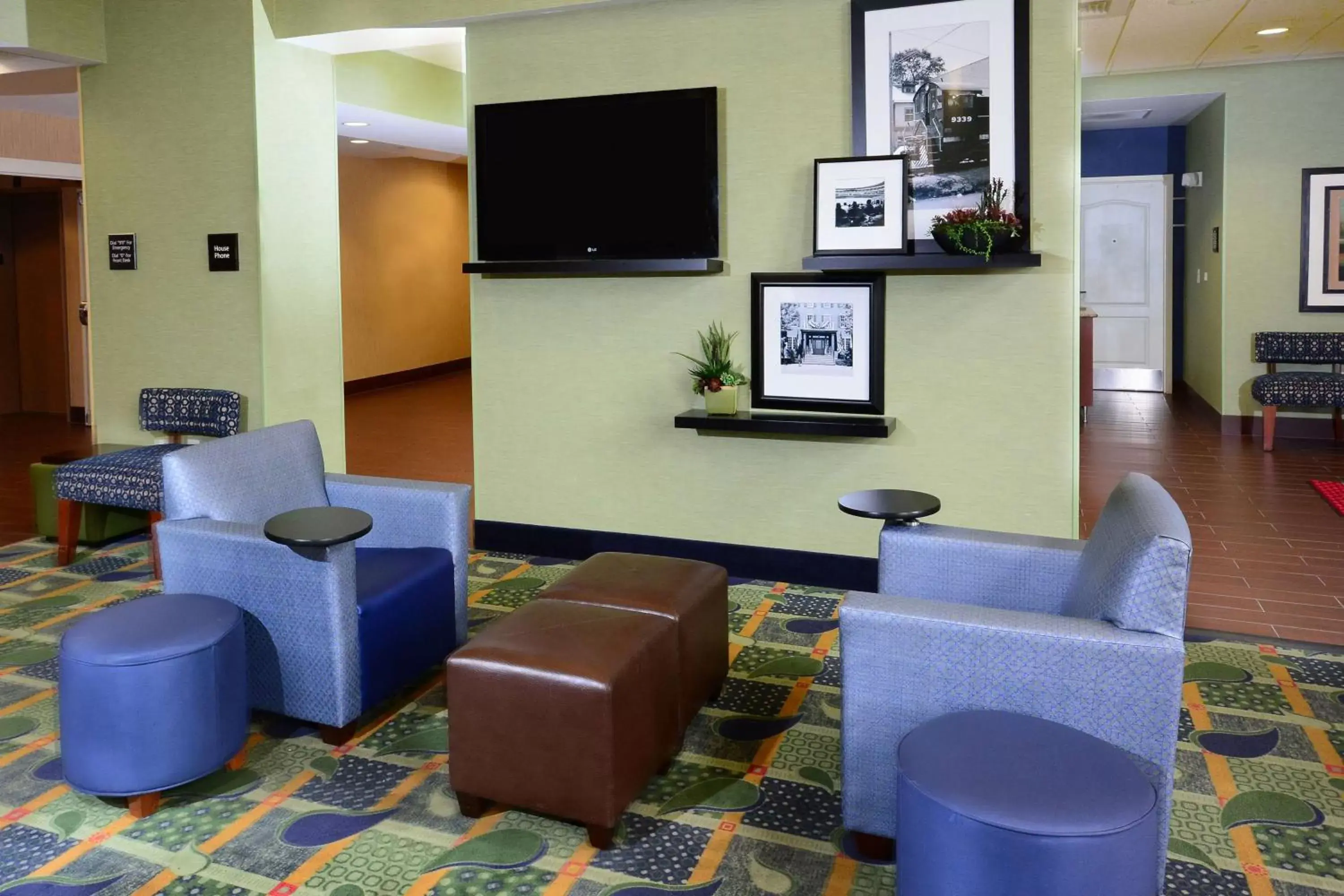 Lobby or reception, TV/Entertainment Center in Hampton Inn & Suites Durham North I-85