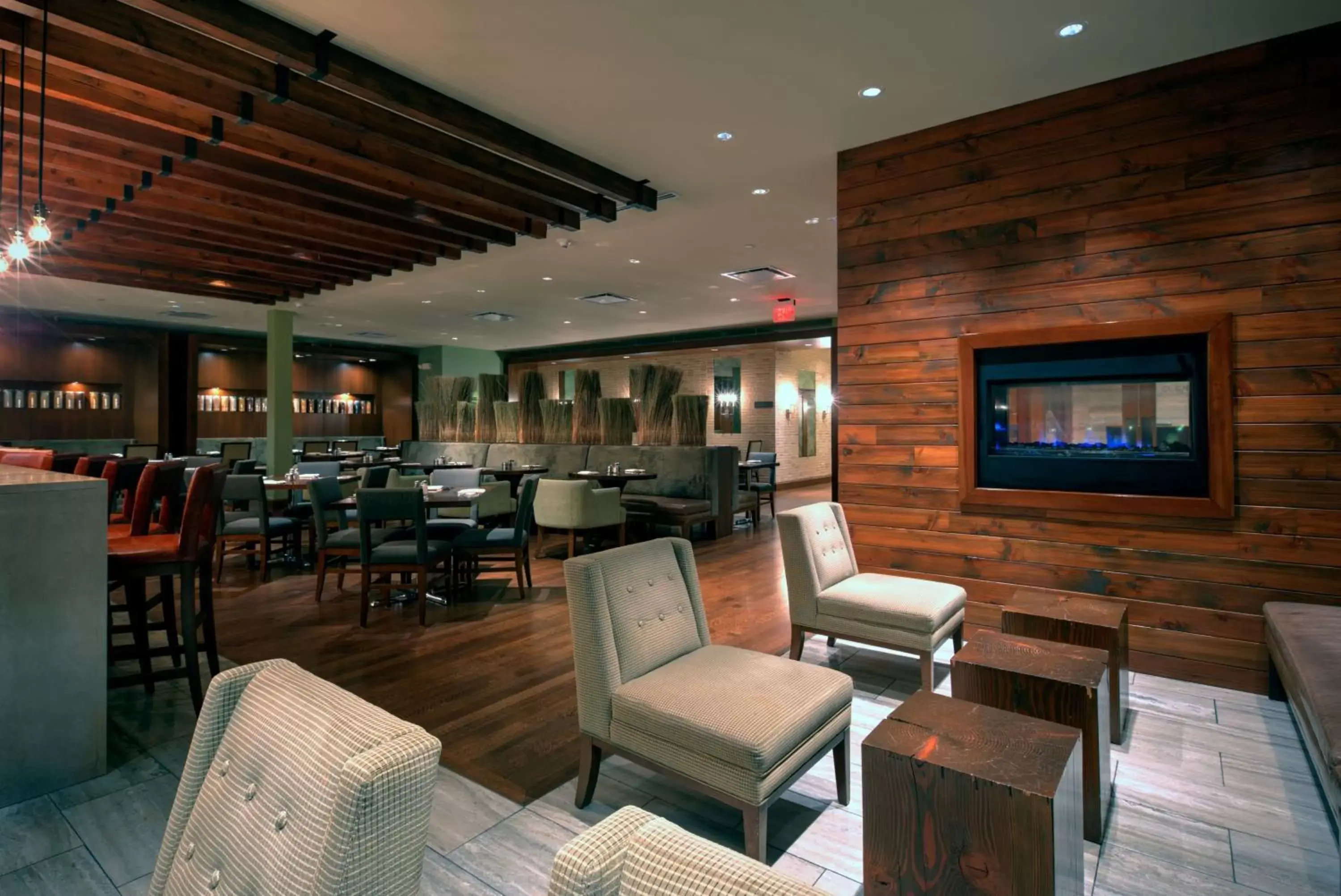 Lounge or bar in Crowne Plaza Hotel Glen Ellyn/Lombard, an IHG Hotel