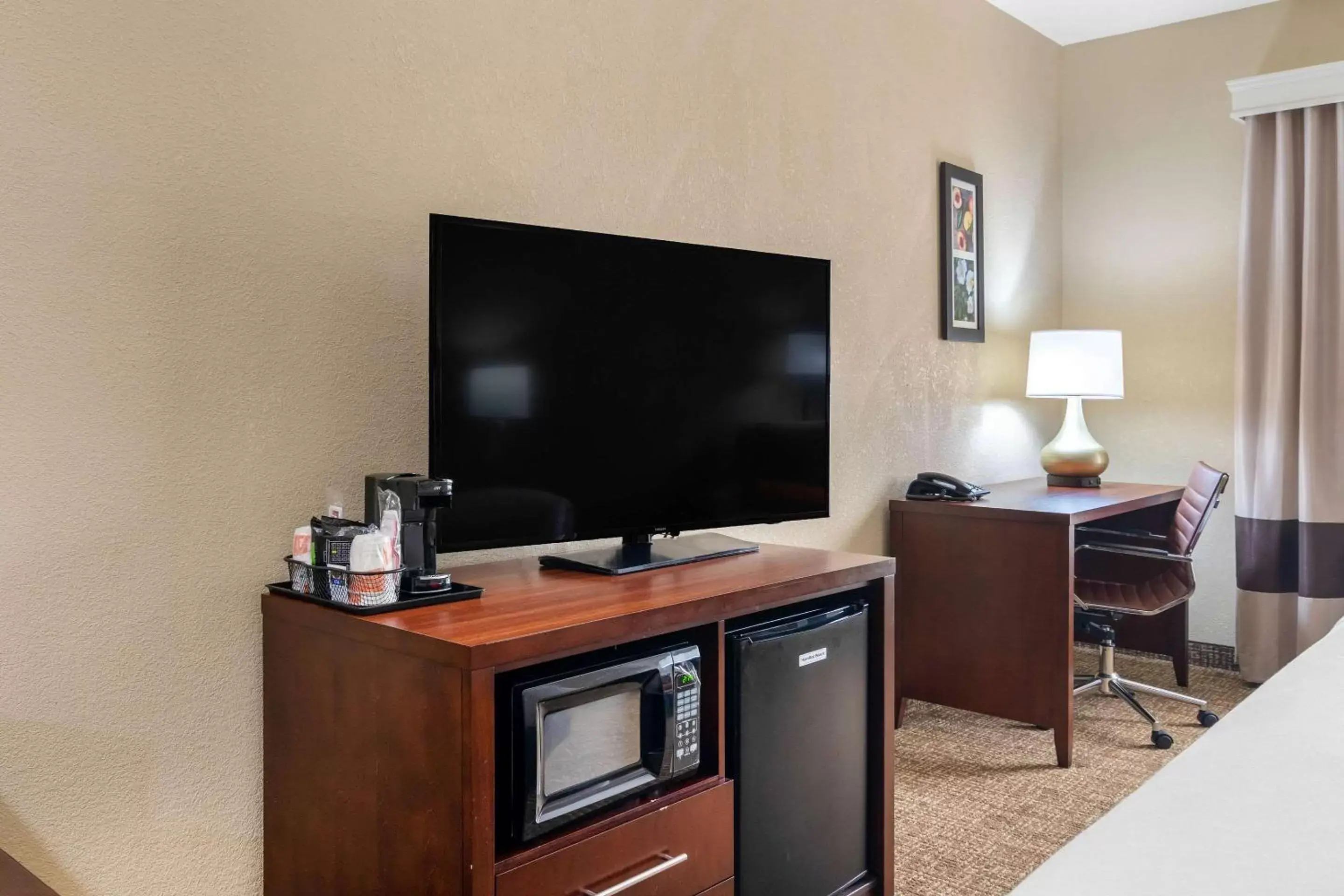 Bedroom, TV/Entertainment Center in Comfort Inn & Suites