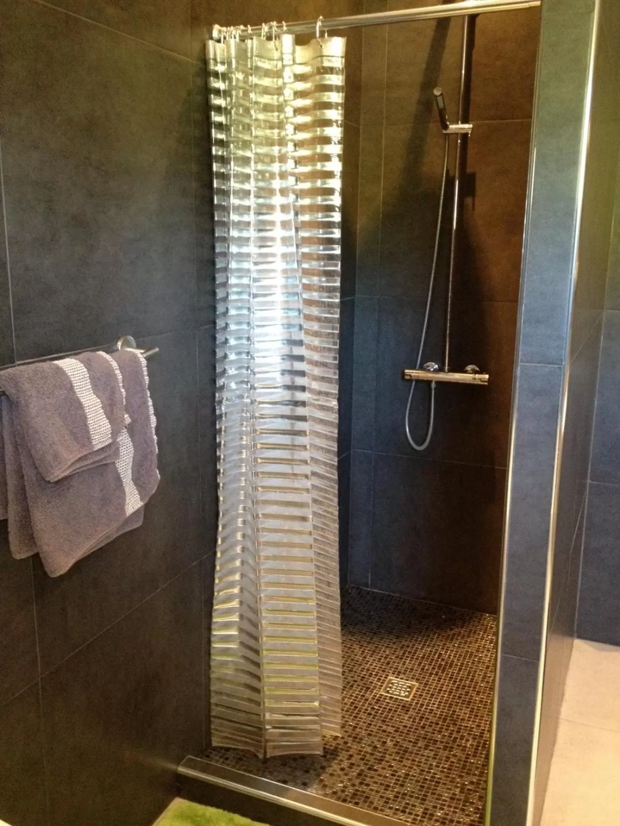 Shower in Château de Valloubière