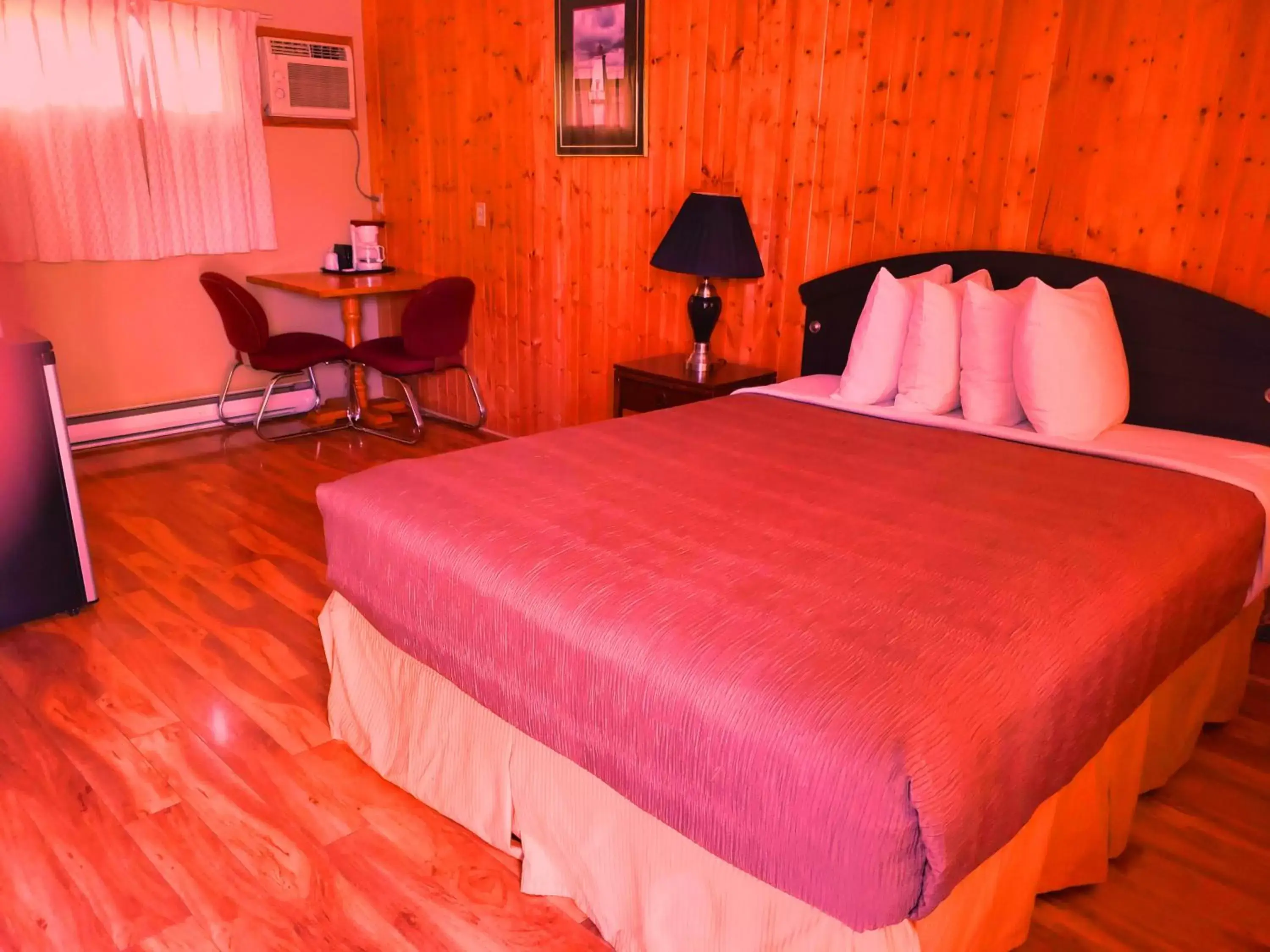 Bed in Wildwood Motel