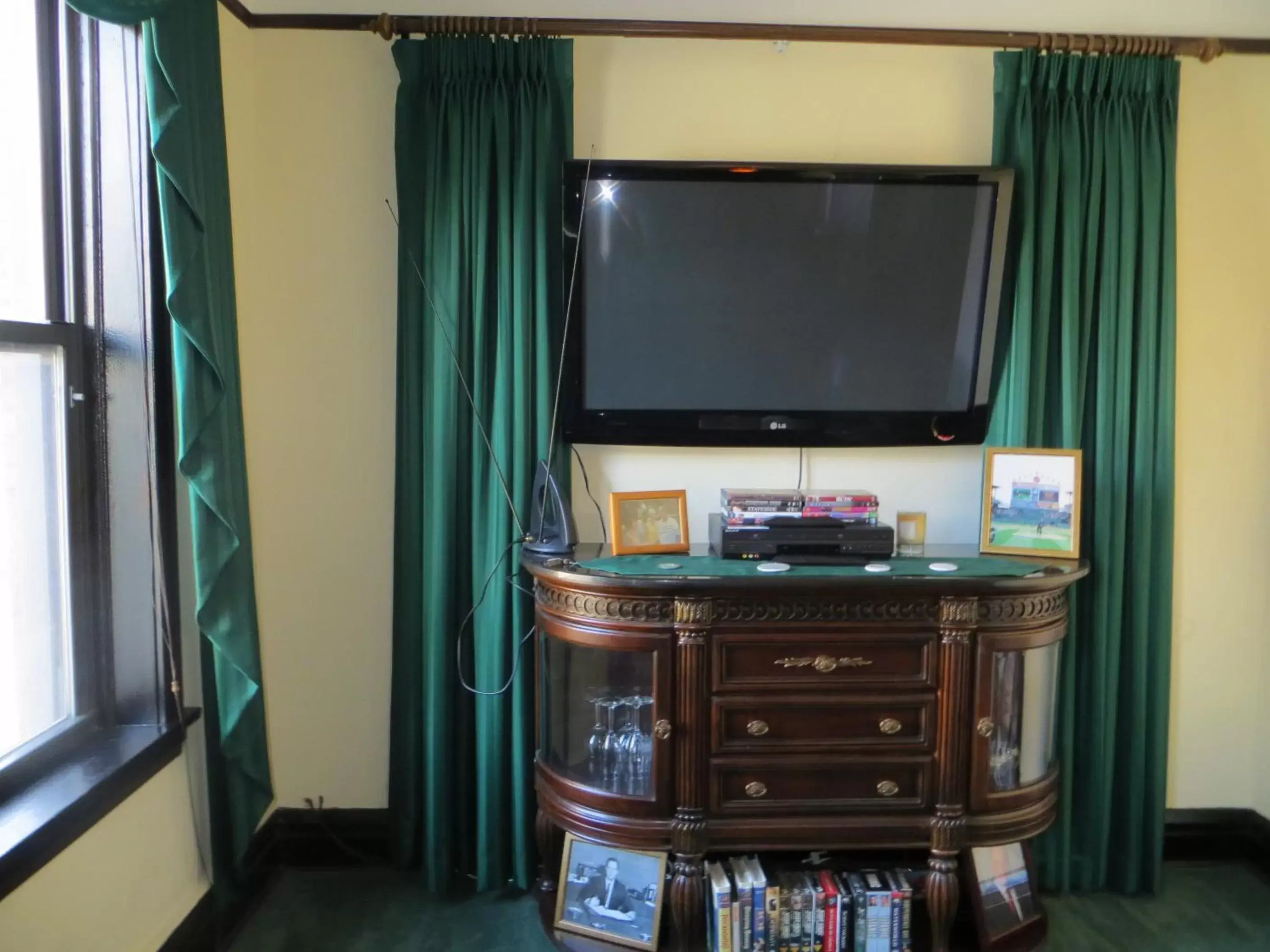 TV and multimedia, TV/Entertainment Center in The Polo Inn Bridgeport U.S.A.