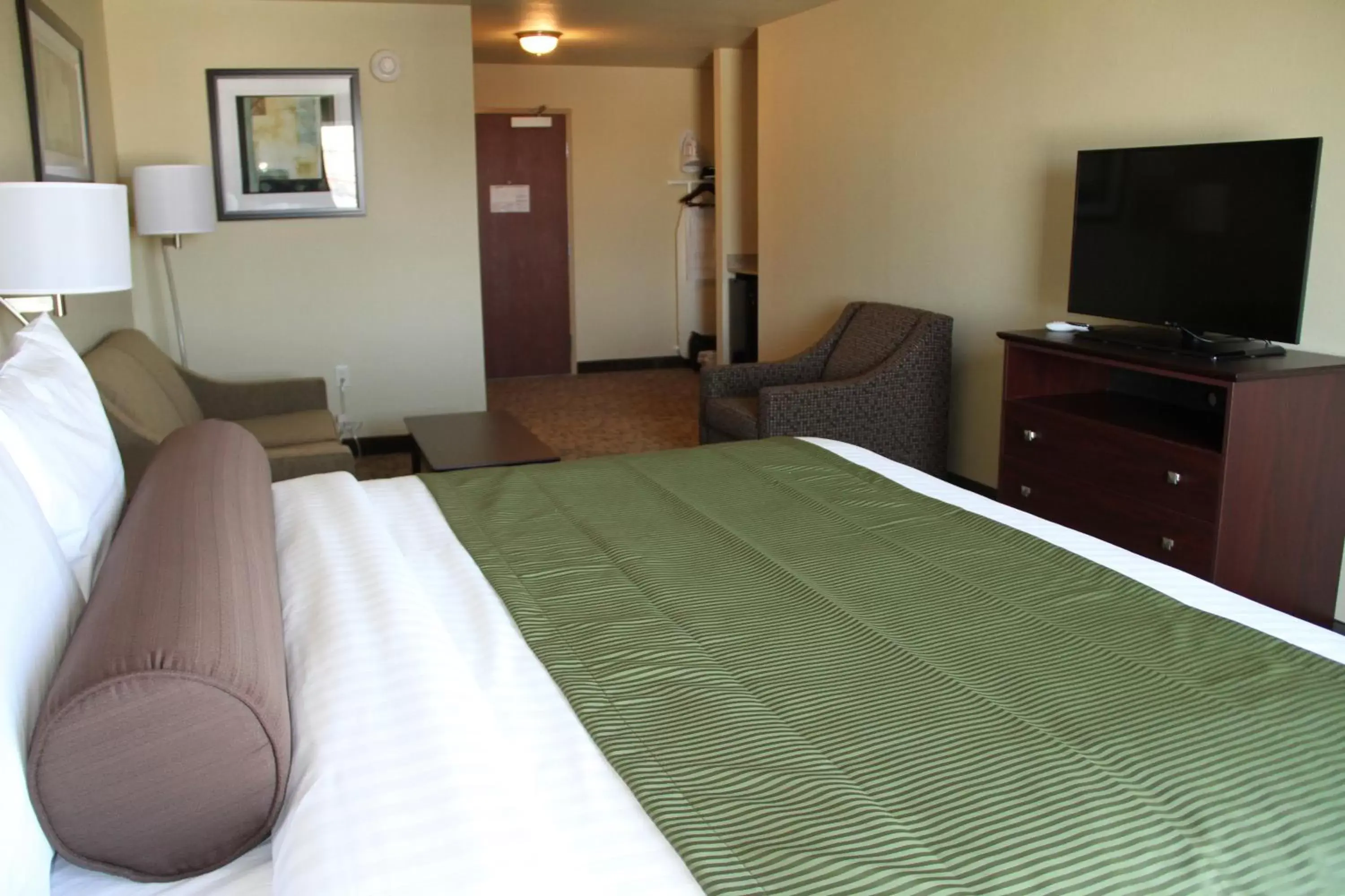 Bedroom, Room Photo in Cobblestone Hotel & Suites - Devils Lake