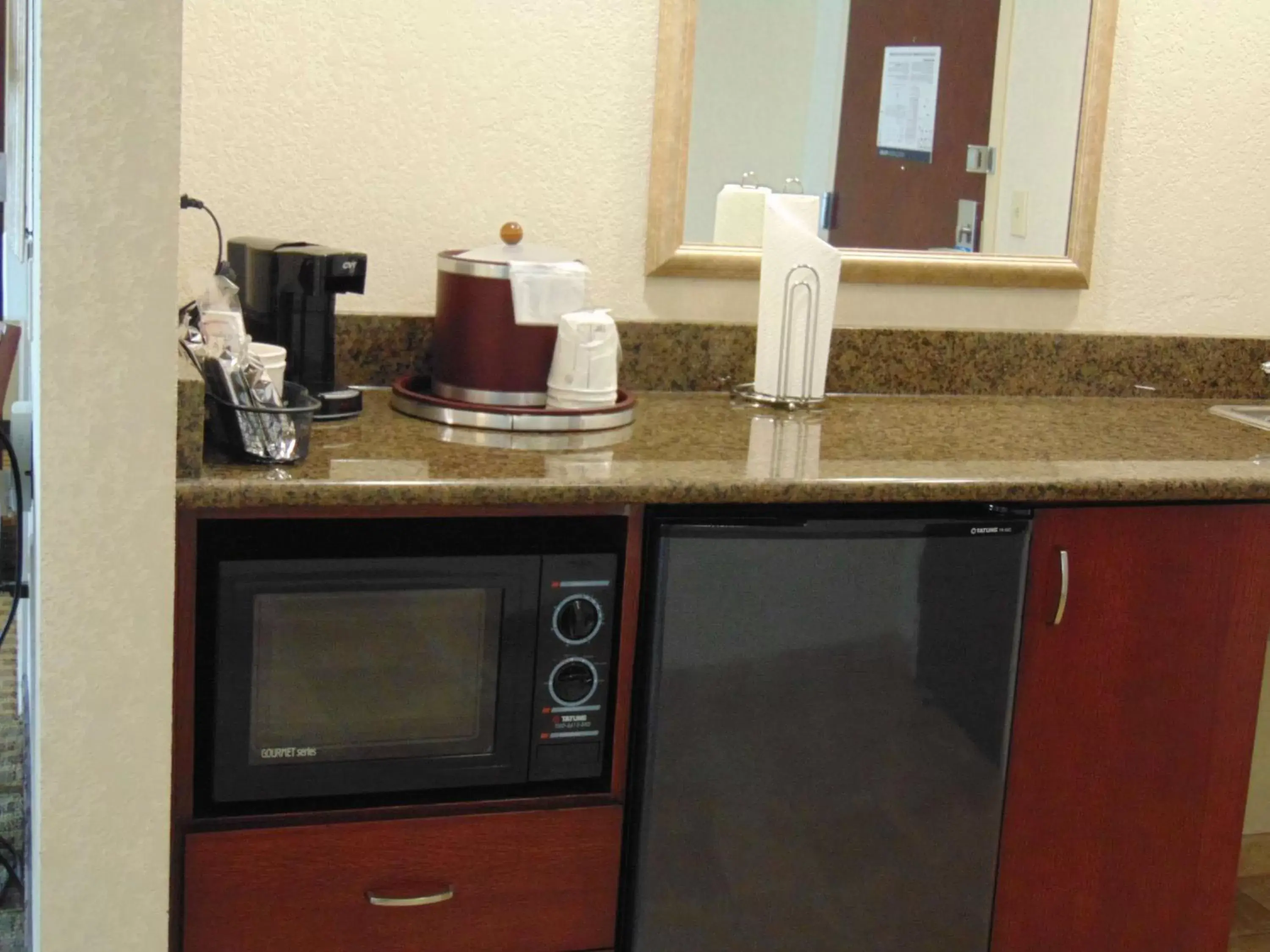 Photo of the whole room, Kitchen/Kitchenette in Hampton Inn & Suites Cleveland-Mentor