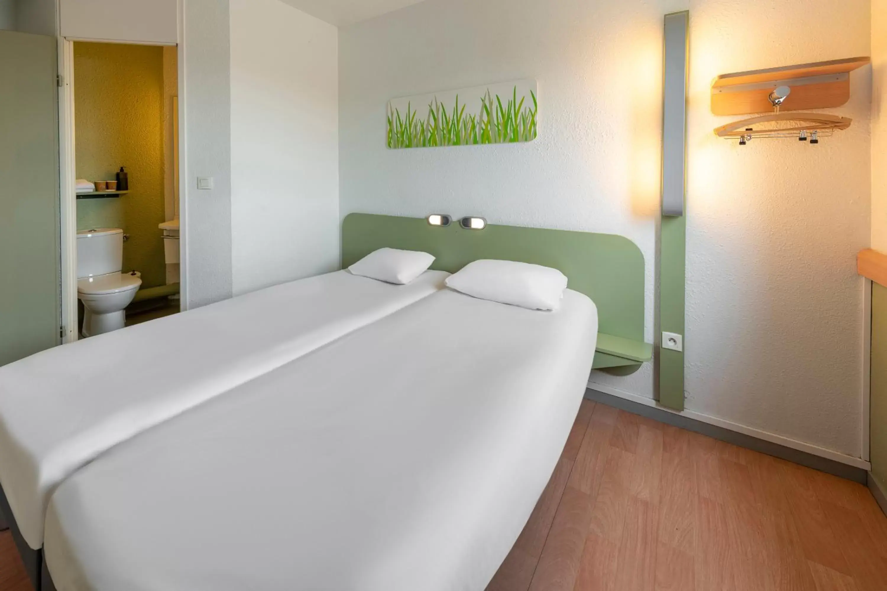 Bedroom, Bed in B&B HOTEL Toulouse Cité de l'Espace Gonord