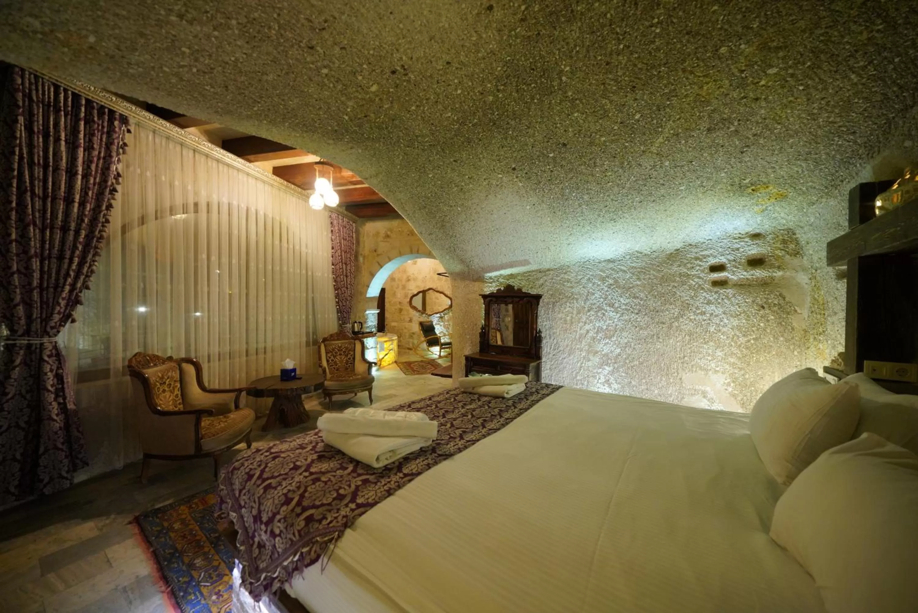 Bed in Shoestring Cave House