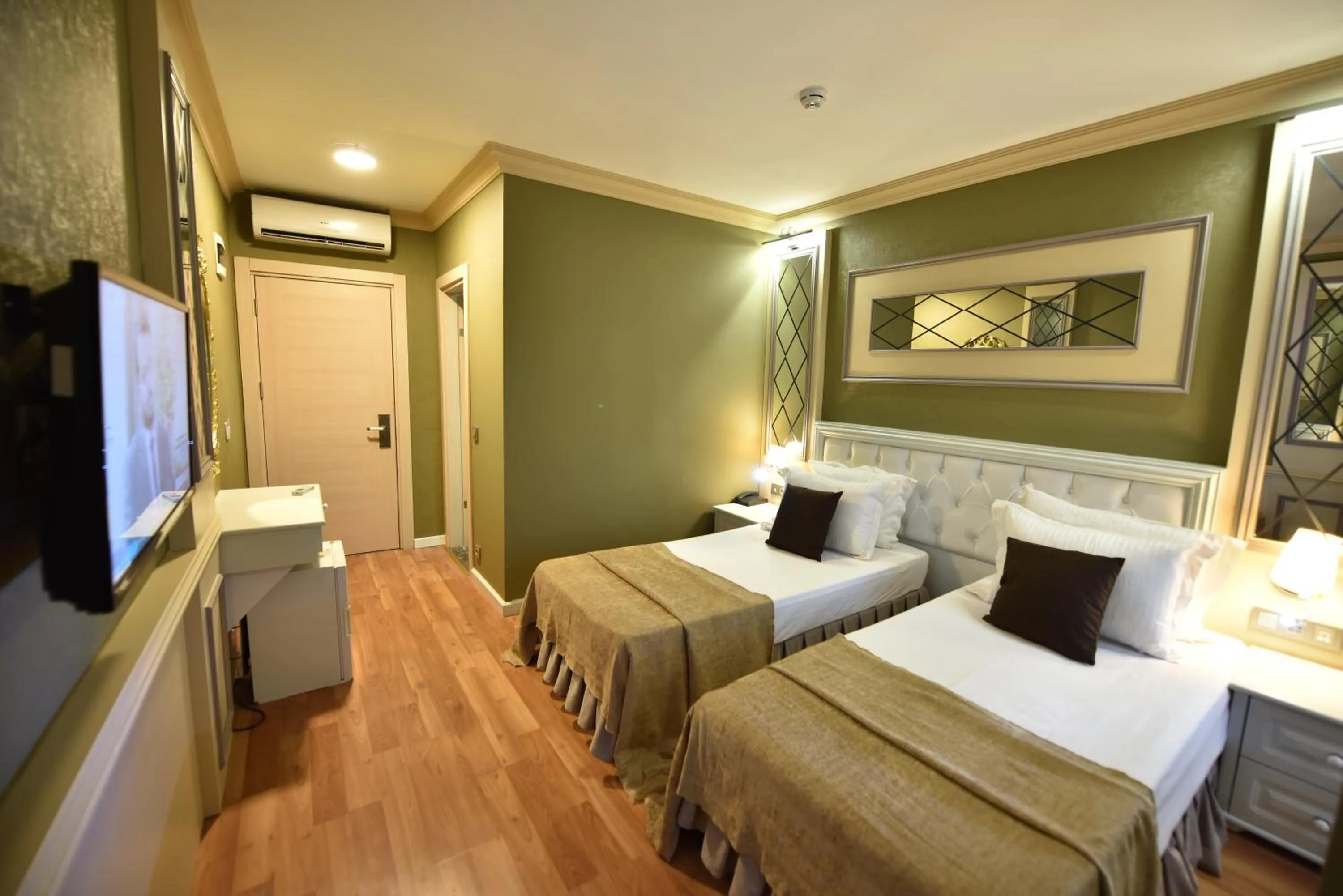 Photo of the whole room, Bed in Sunlight Hotel