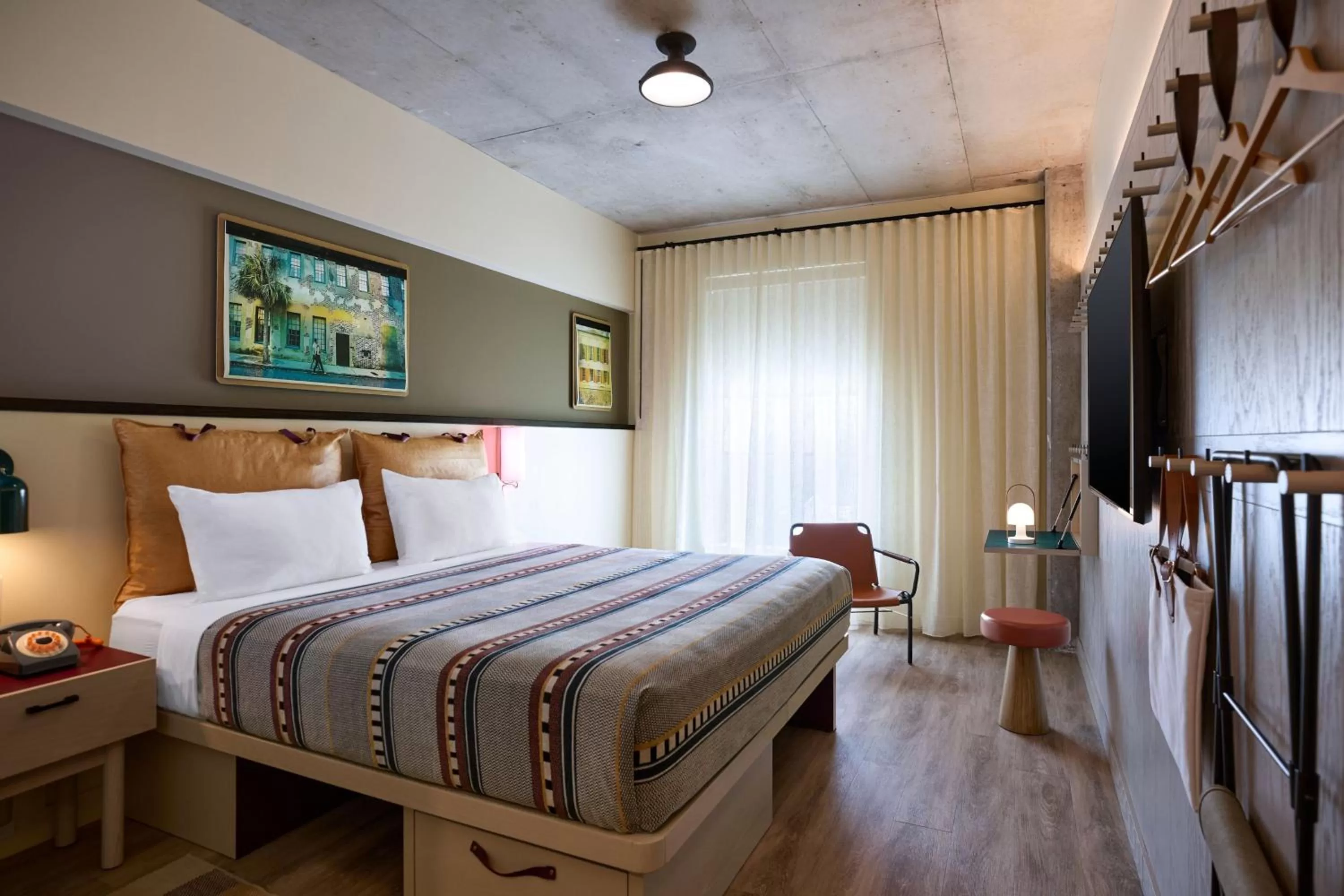 Photo of the whole room, Bed in Moxy Charleston Downtown