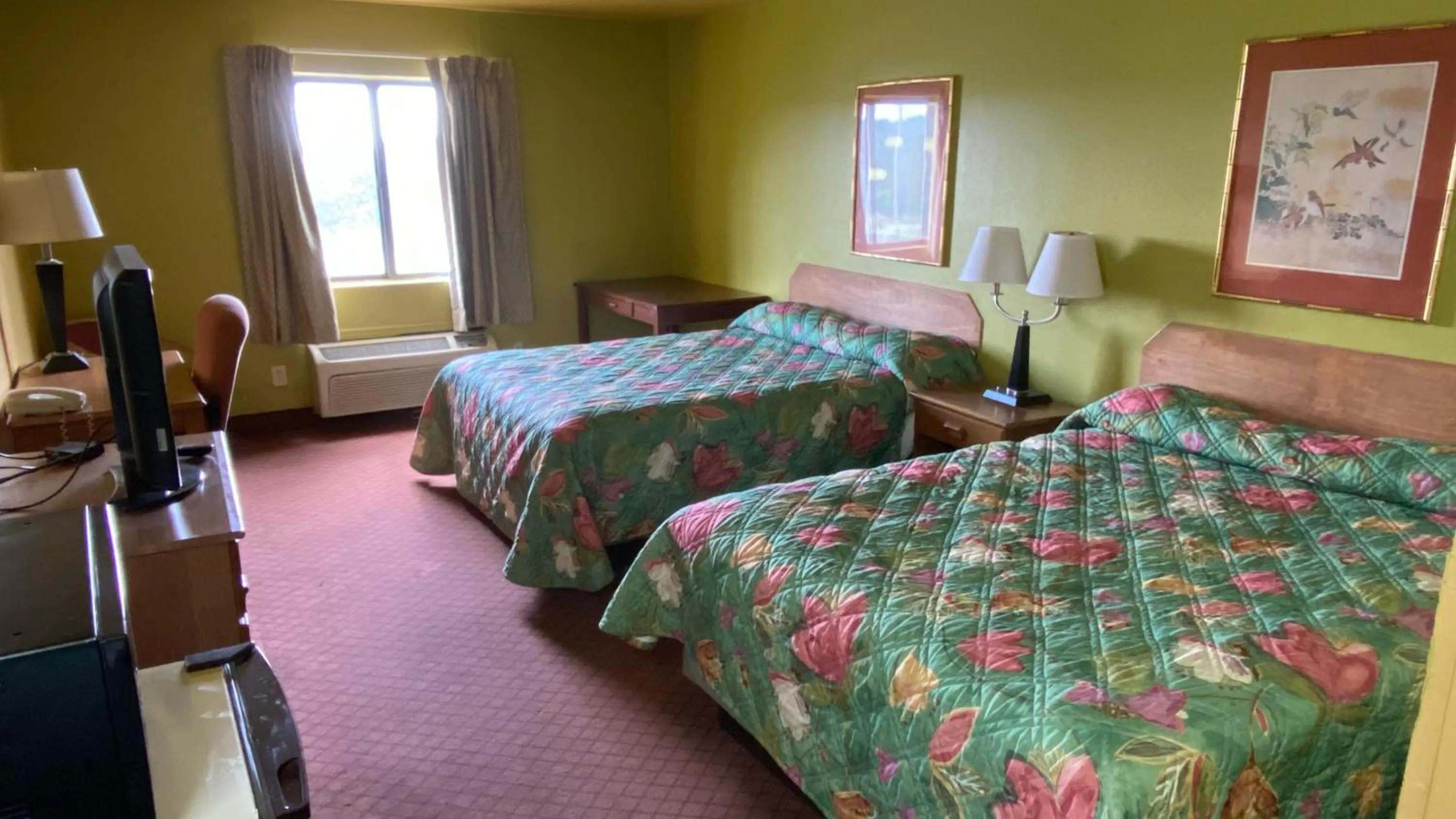 Bed in Sunset Inn-Rolla