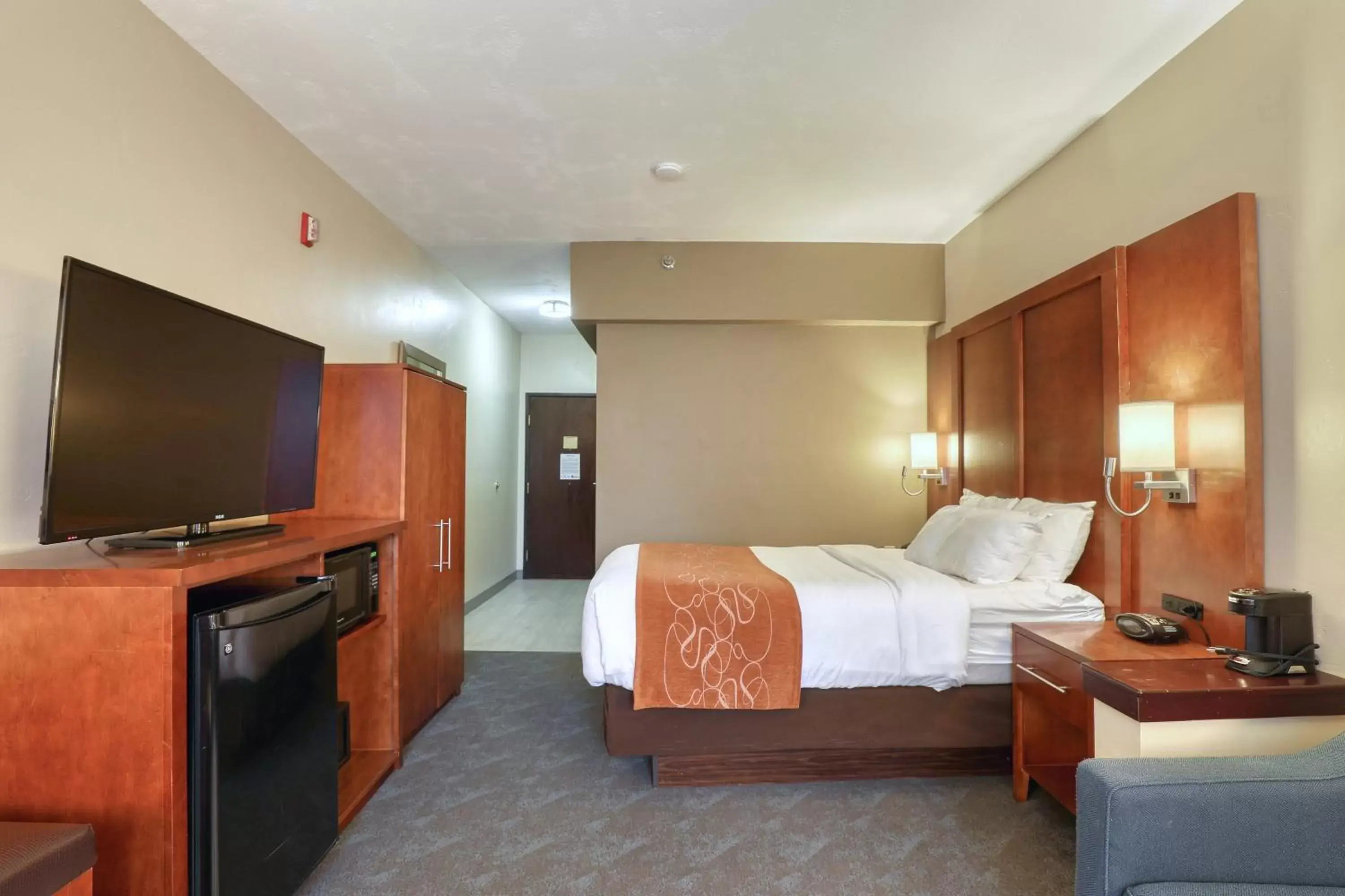 Bed in Comfort Suites Appleton Airport