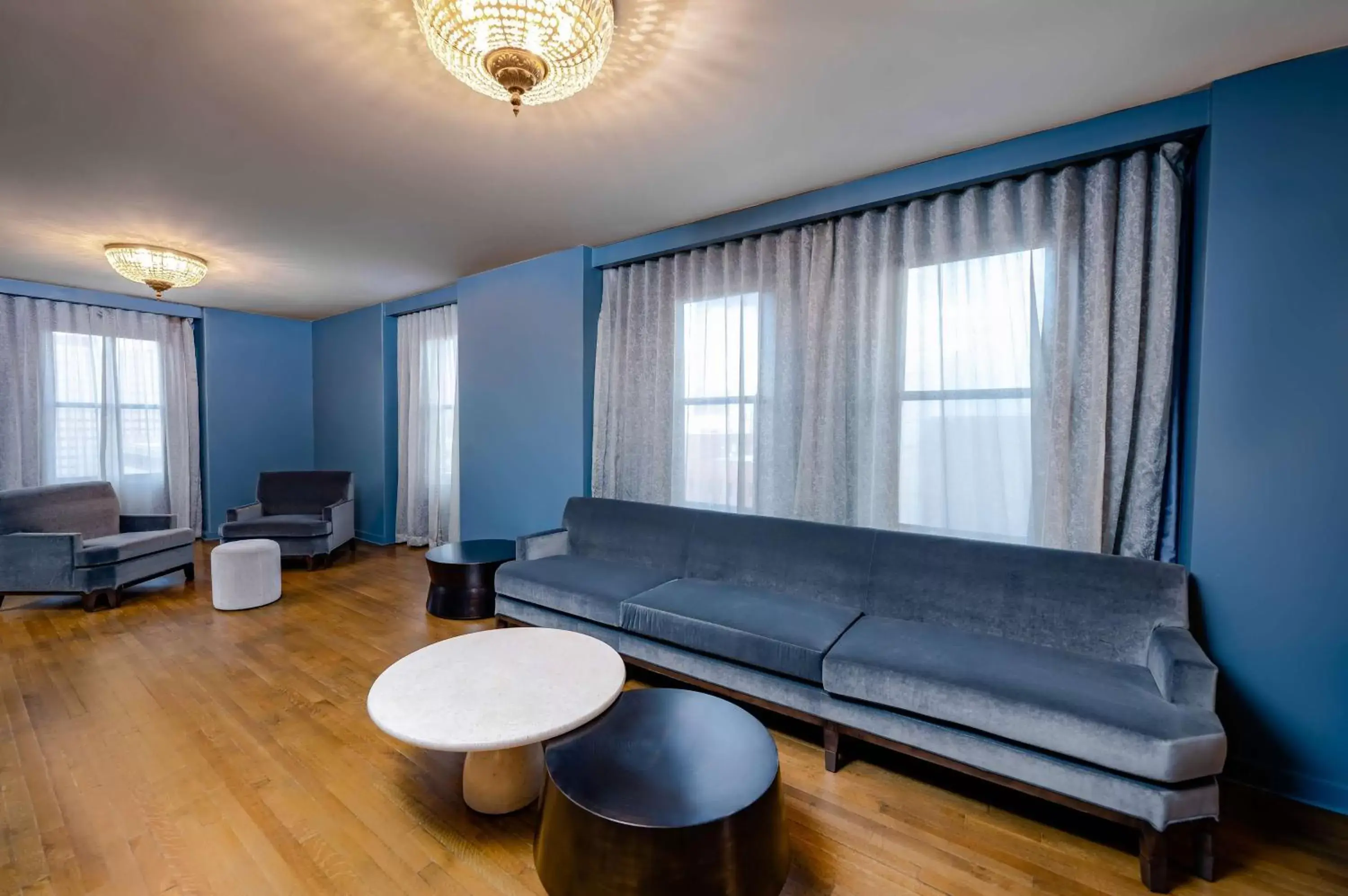 Living room, Seating Area in Hotel Fort Des Moines, Curio Collection By Hilton