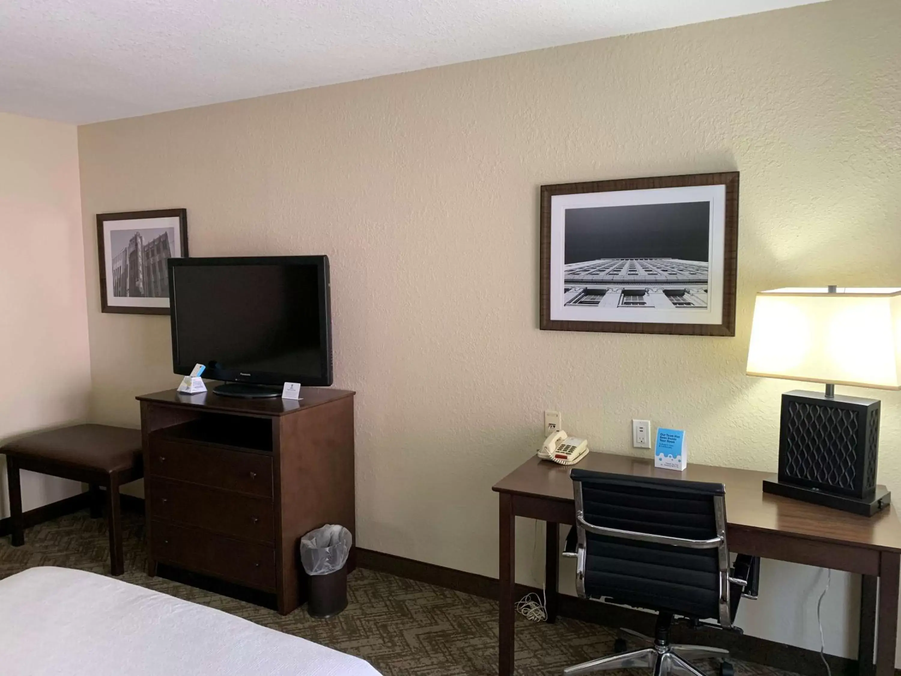 Photo of the whole room, TV/Entertainment Center in Best Western Gardendale