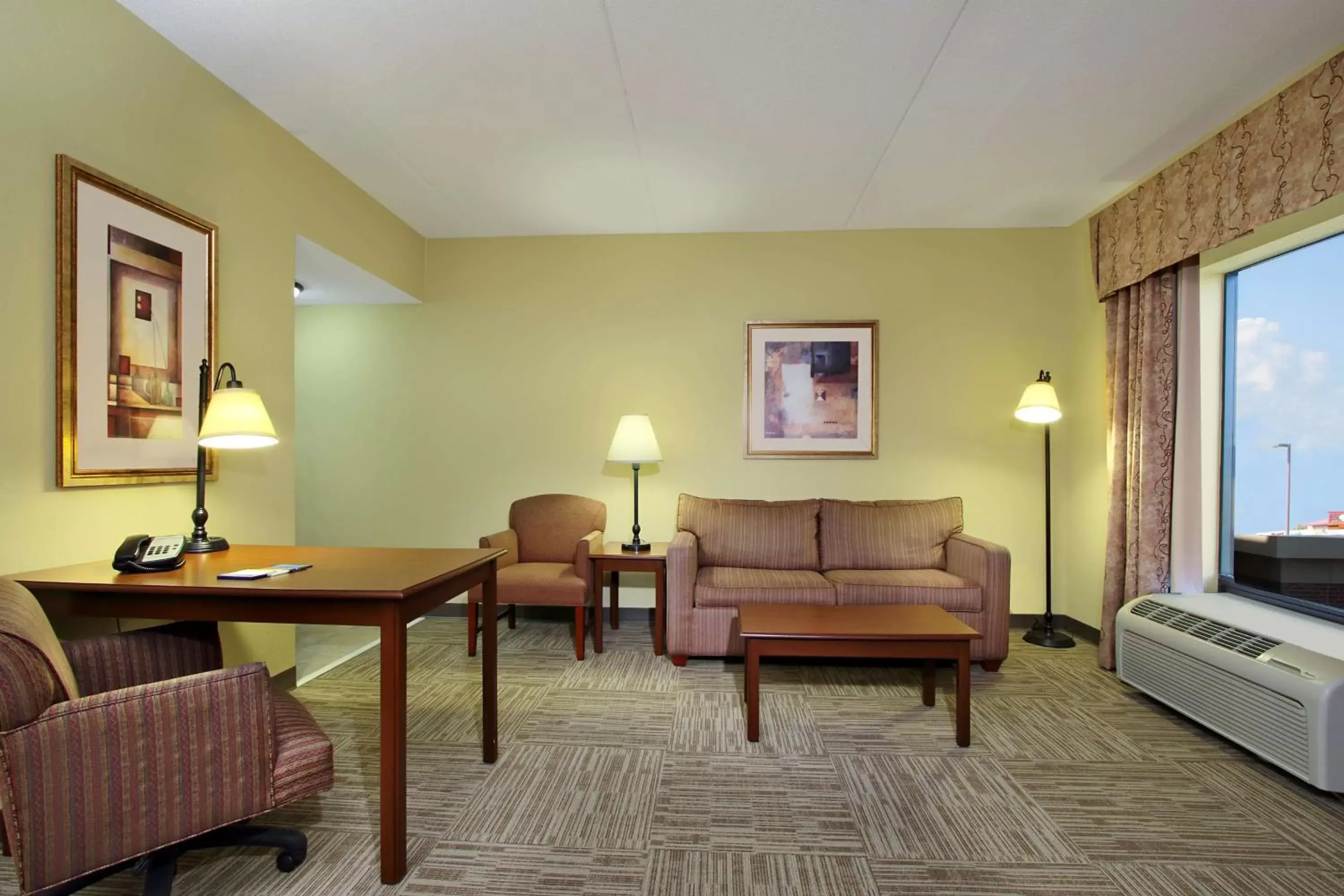 Living room, Seating Area in Hampton Inn & Suites Madisonville