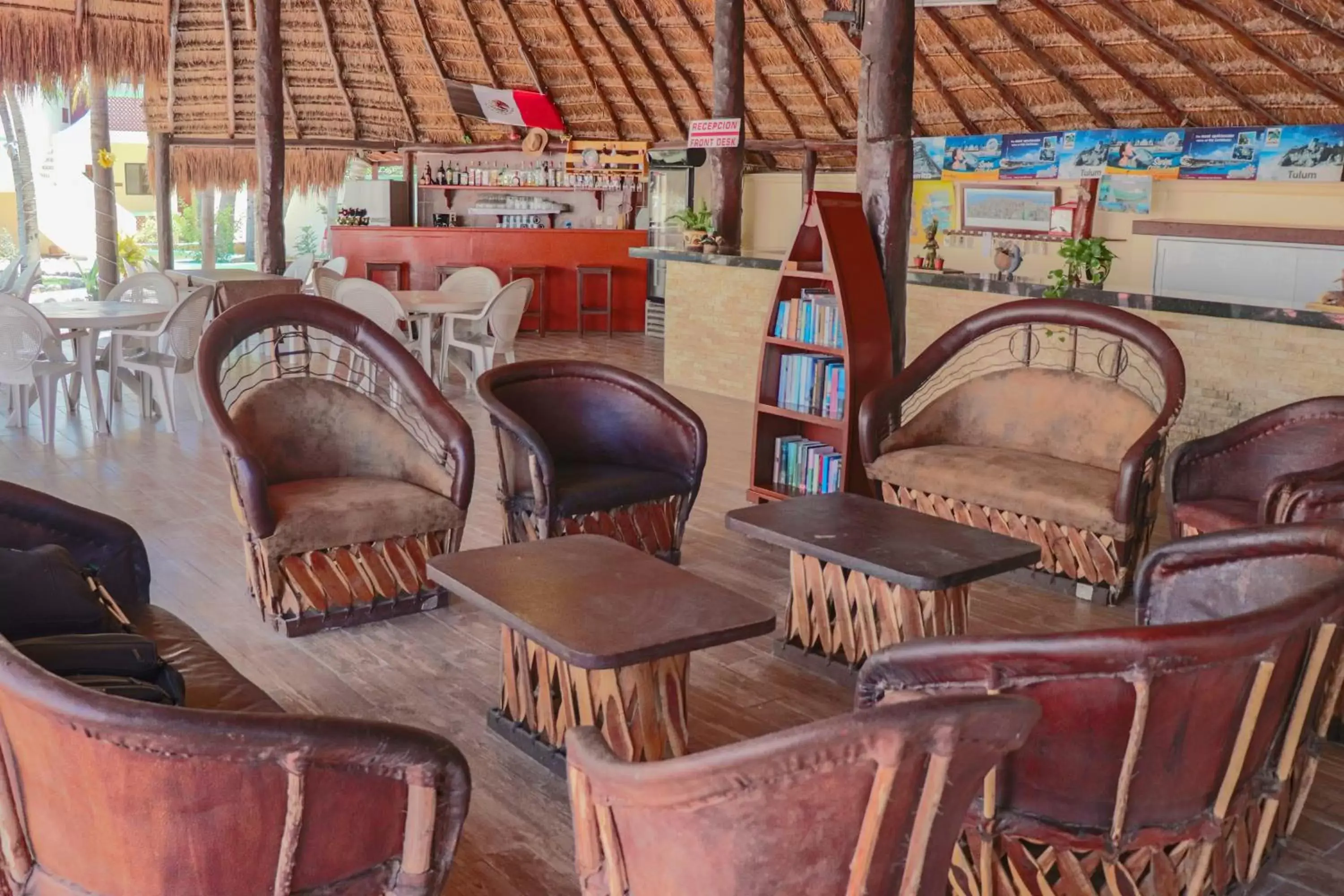 Restaurant/places to eat, Seating Area in Villas Coco Resort - All Suites