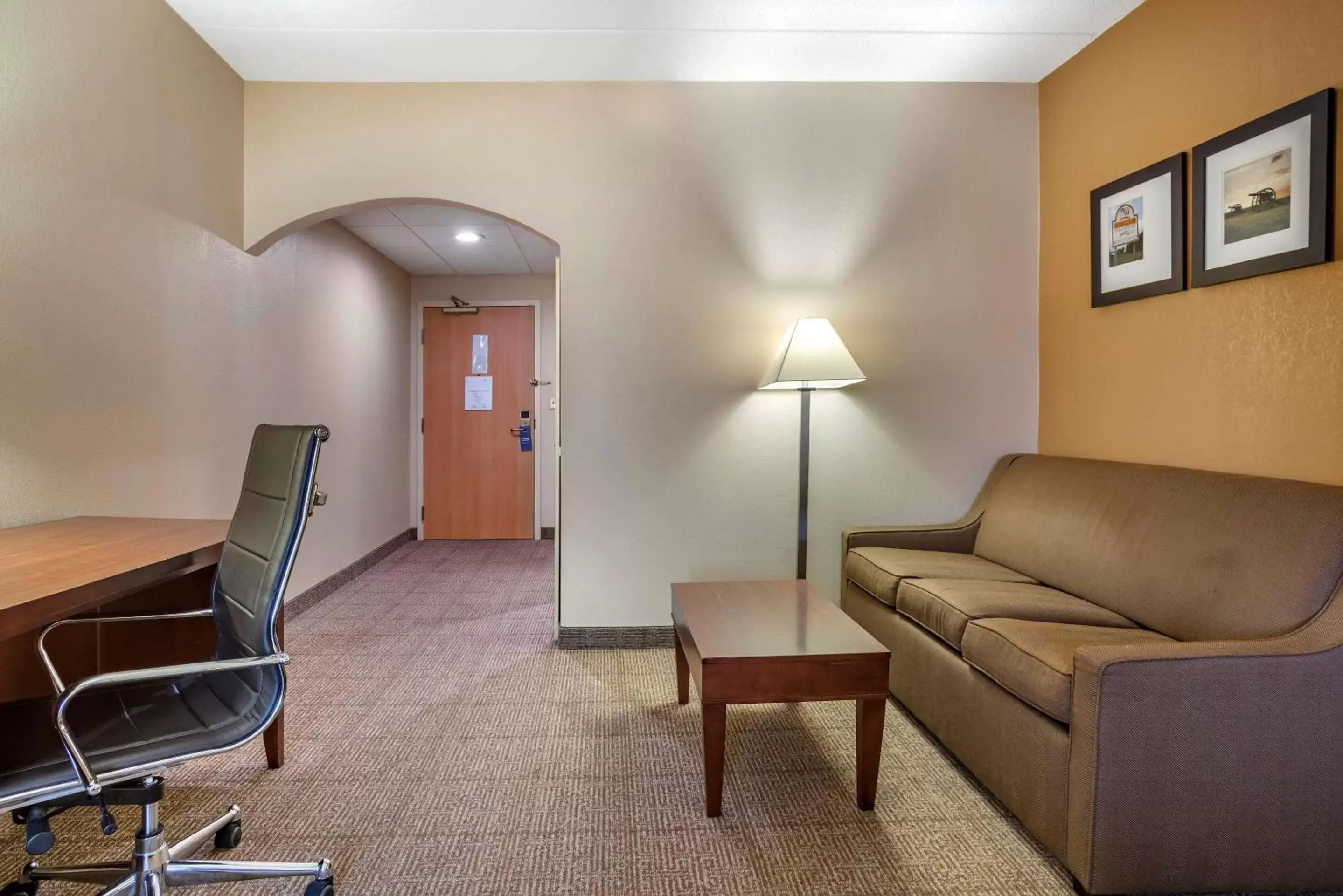 Photo of the whole room, Seating Area in Comfort Suites Hagerstown