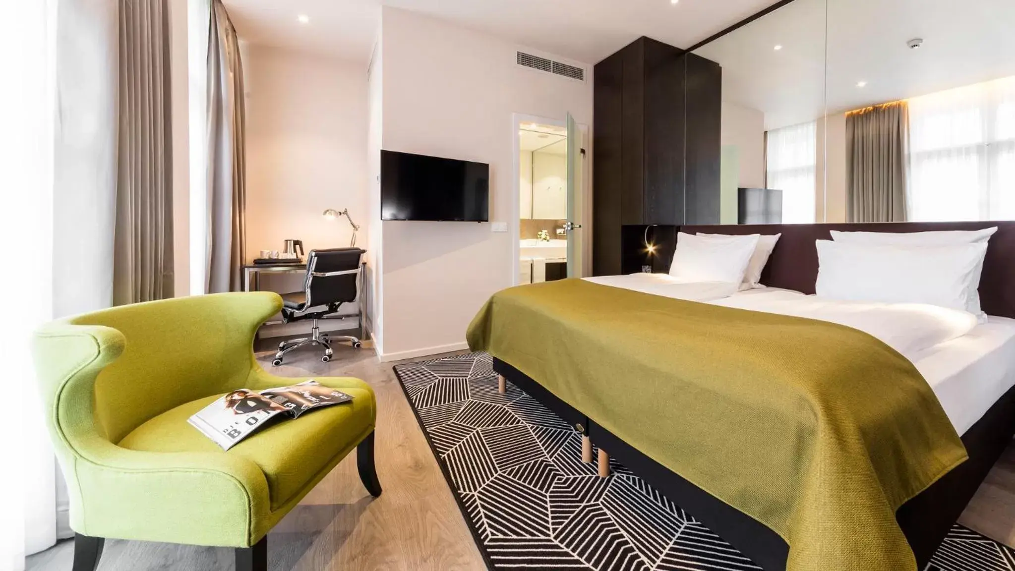 Superior Double Room - Non-Smoking in Holiday Inn Dresden - Am Zwinger, an IHG Hotel Superior Double Room - Non-Smoking in Holiday Inn Dresden - Am Zwinger, an IHG Hotel