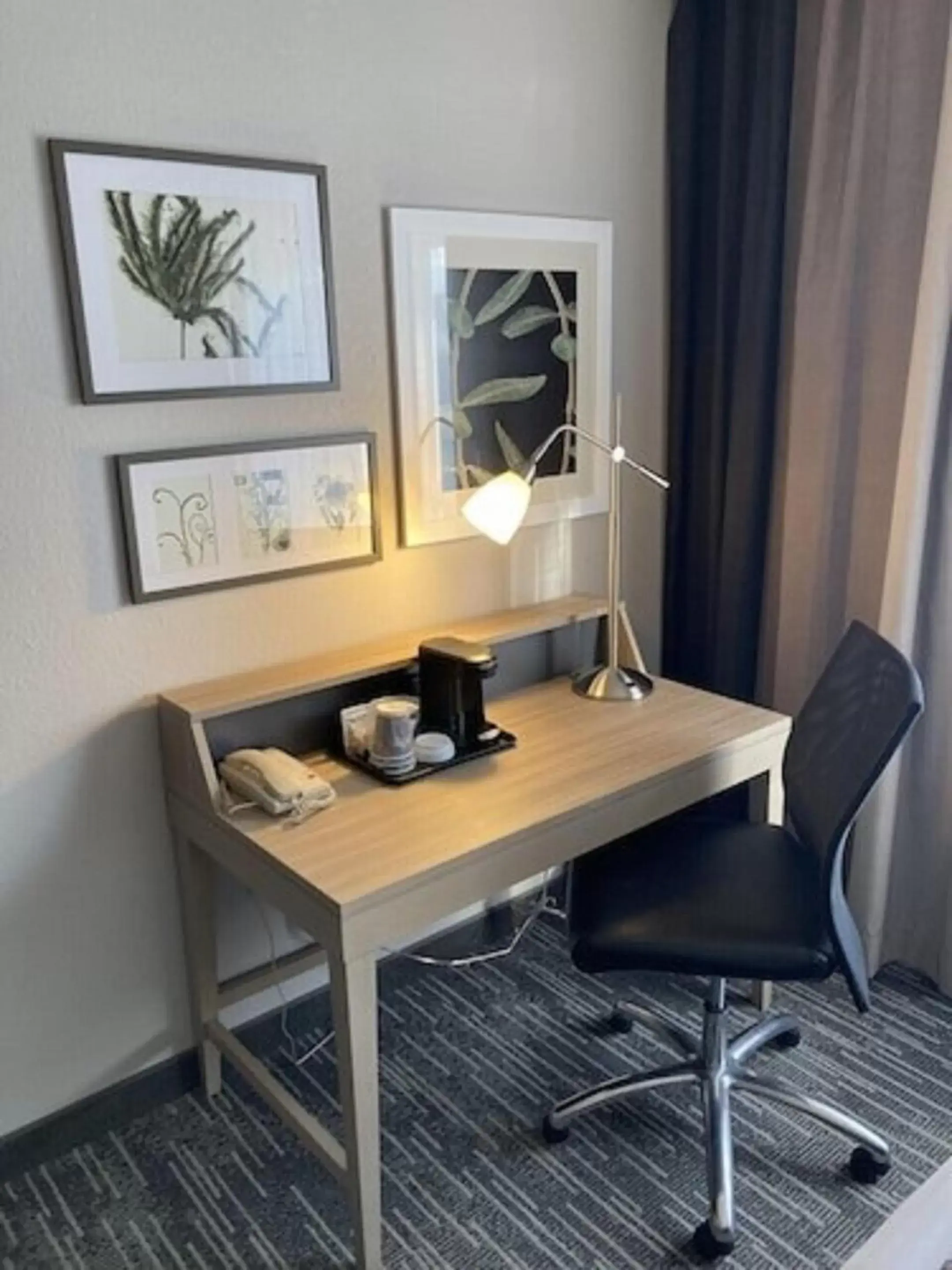 Bedroom, Seating Area in Country Inn & Suites by Radisson, Galena, IL