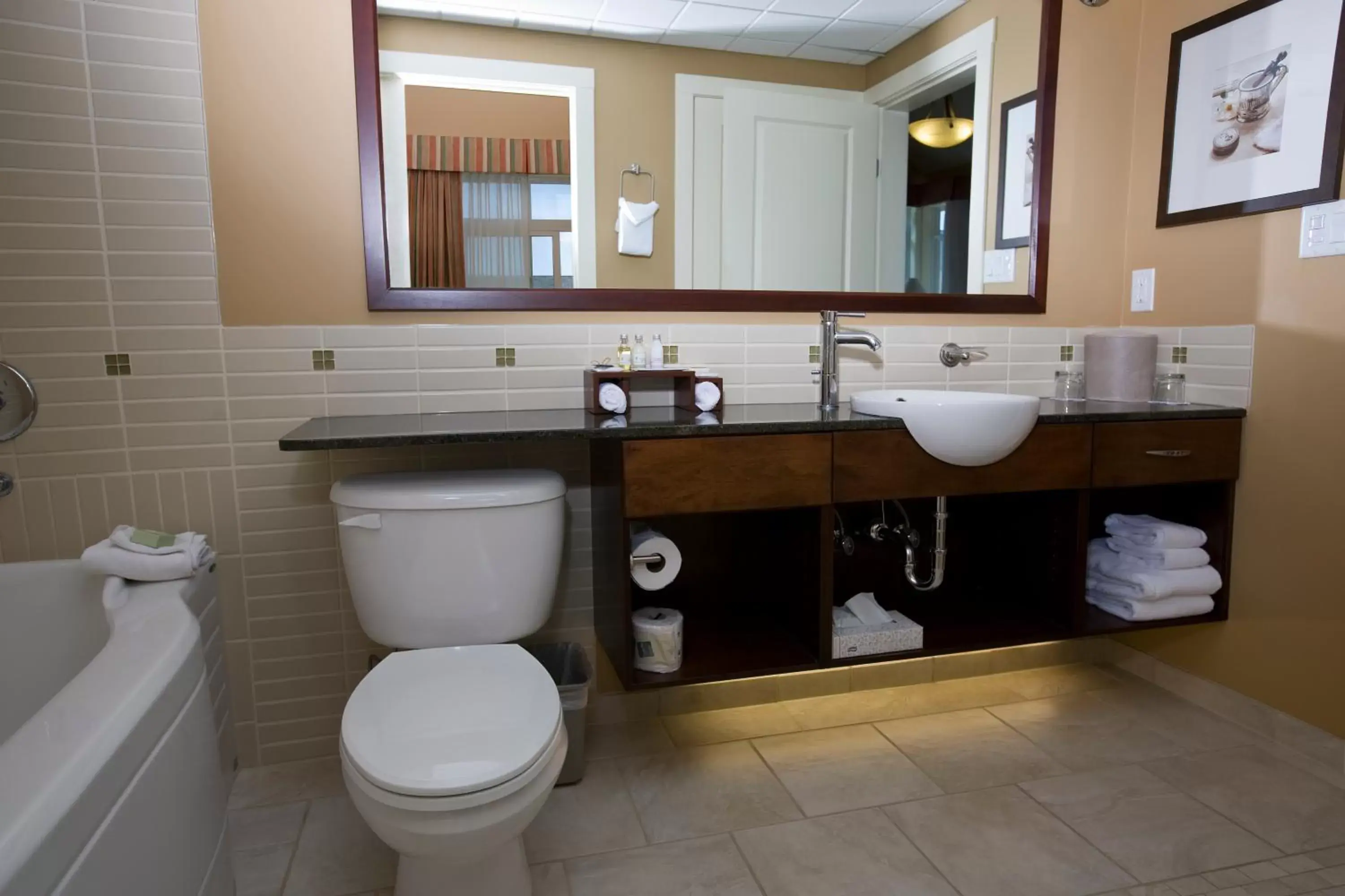 Bathroom in Summerland Waterfront Resort & Spa