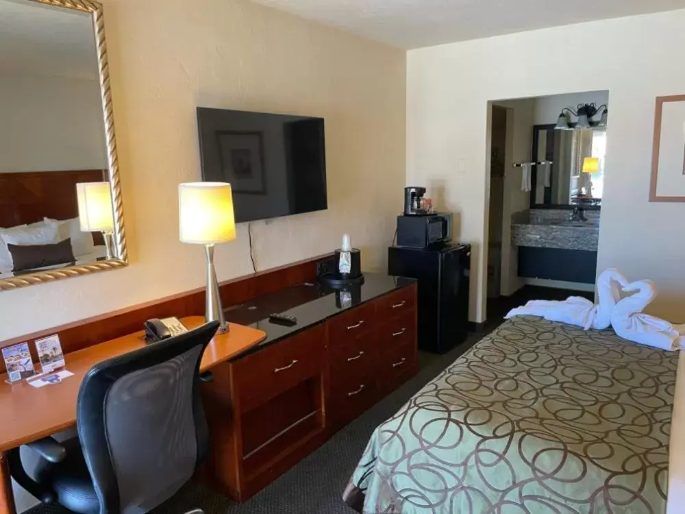 Bed, TV/Entertainment Center in Coronado Motor Hotel, a Travelodge by Wyndham