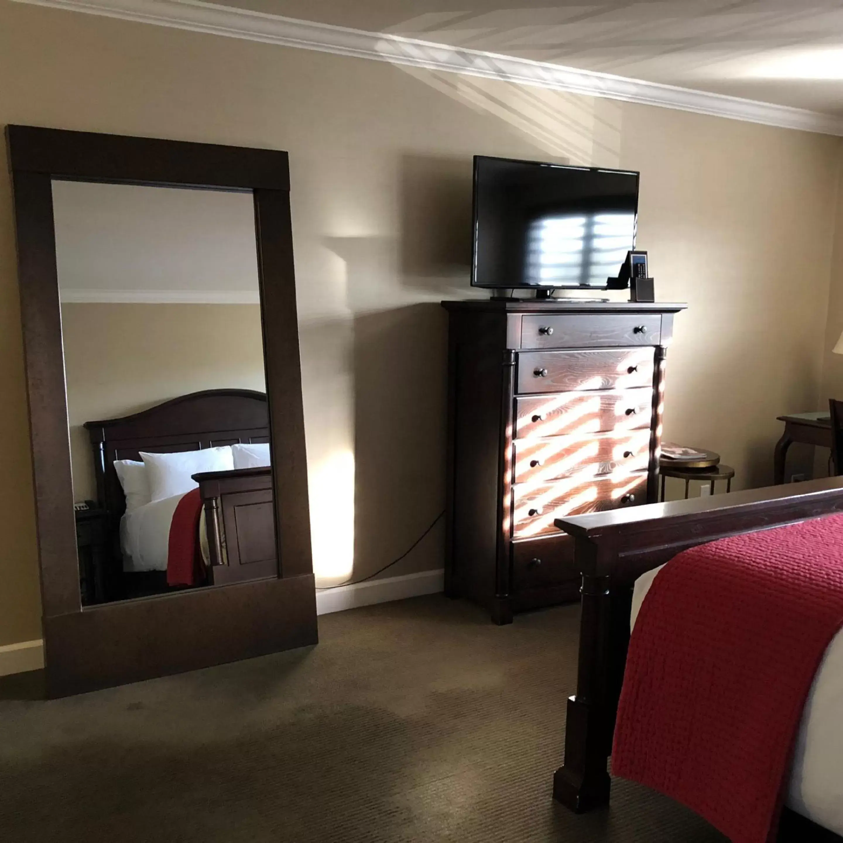 Photo of the whole room, TV/Entertainment Center in Cupertino Hotel
