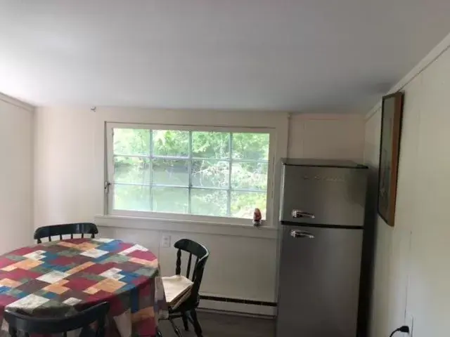 Kitchen or kitchenette, Dining Area in Herring Run Motel and Tiny Cabins