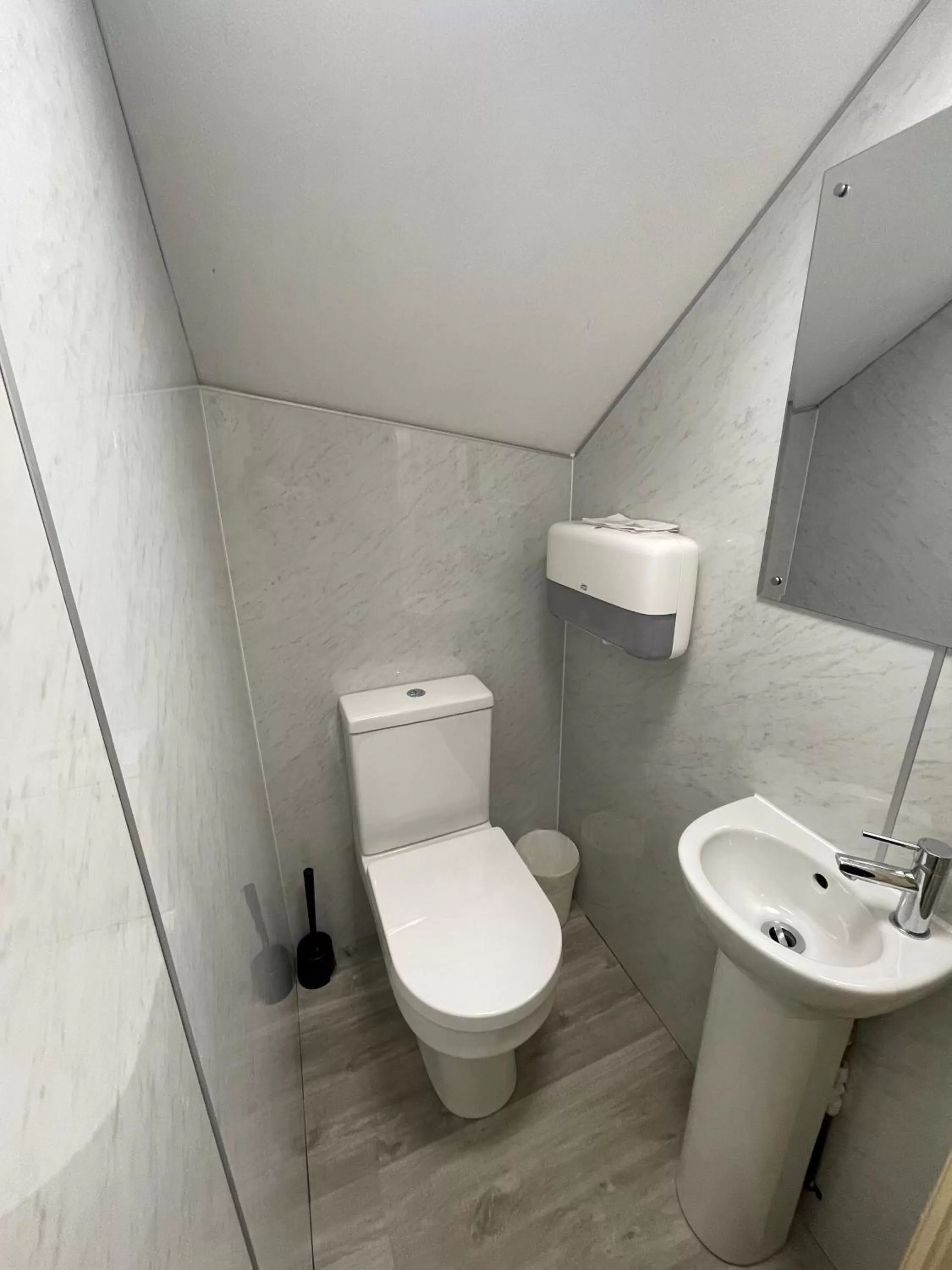 Toilet in The George Hotel