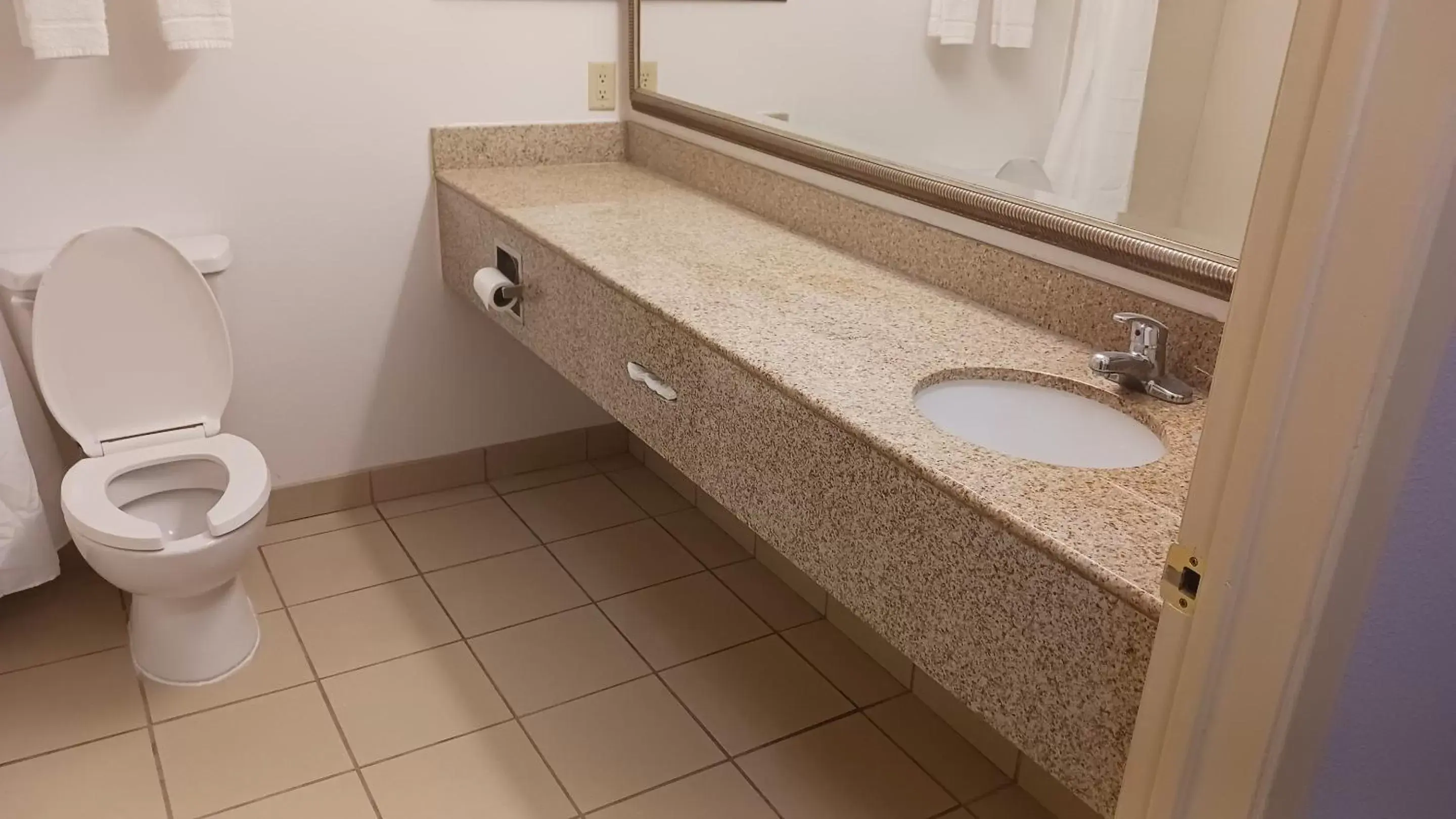 Superior King Room Non-Smoking in Red Roof Inn & Suites Midland Superior King Room Non-Smoking in Red Roof Inn & Suites Midland