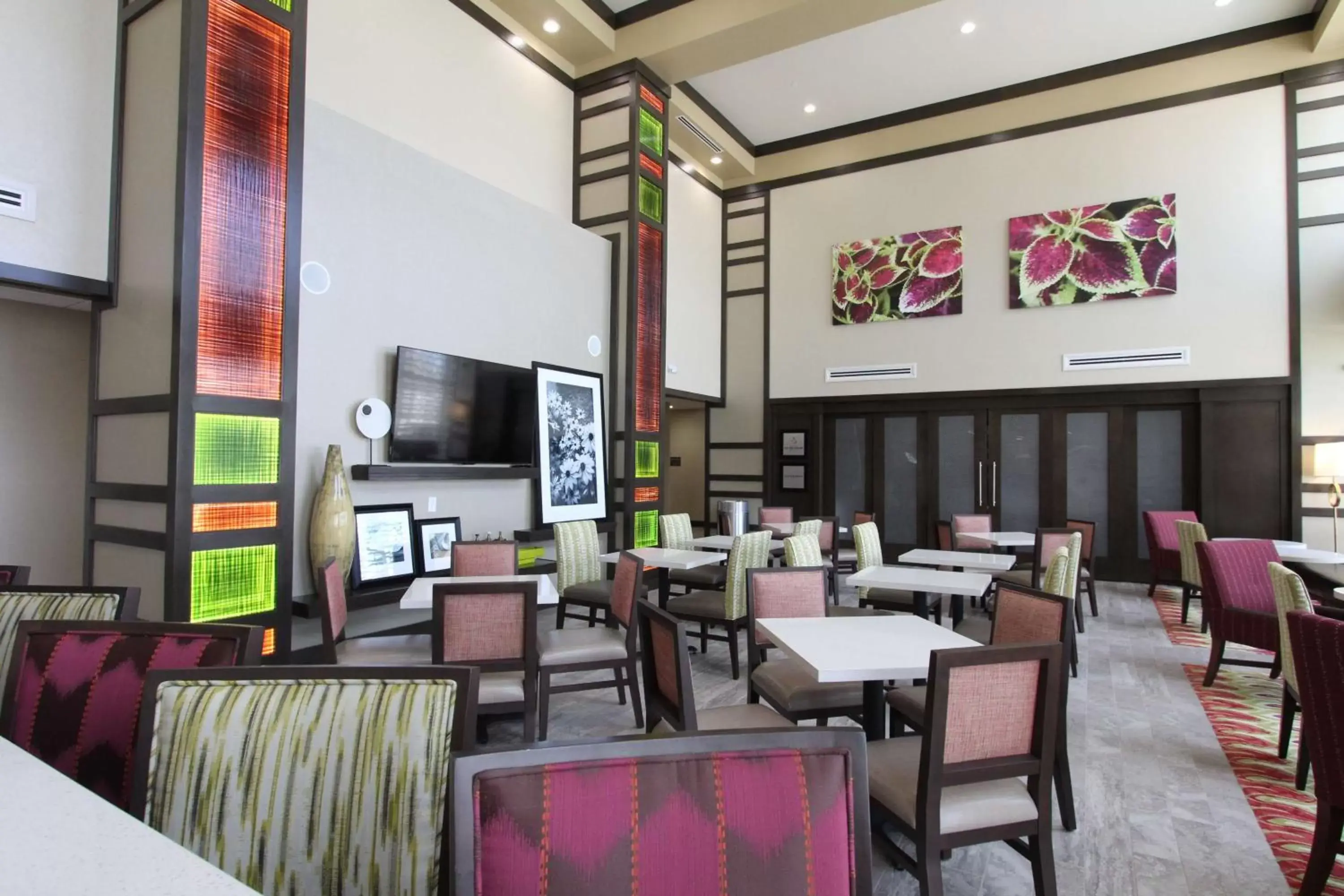 Lobby or reception, Restaurant/Places to Eat in Hampton Inn & Suites Dallas Market Center