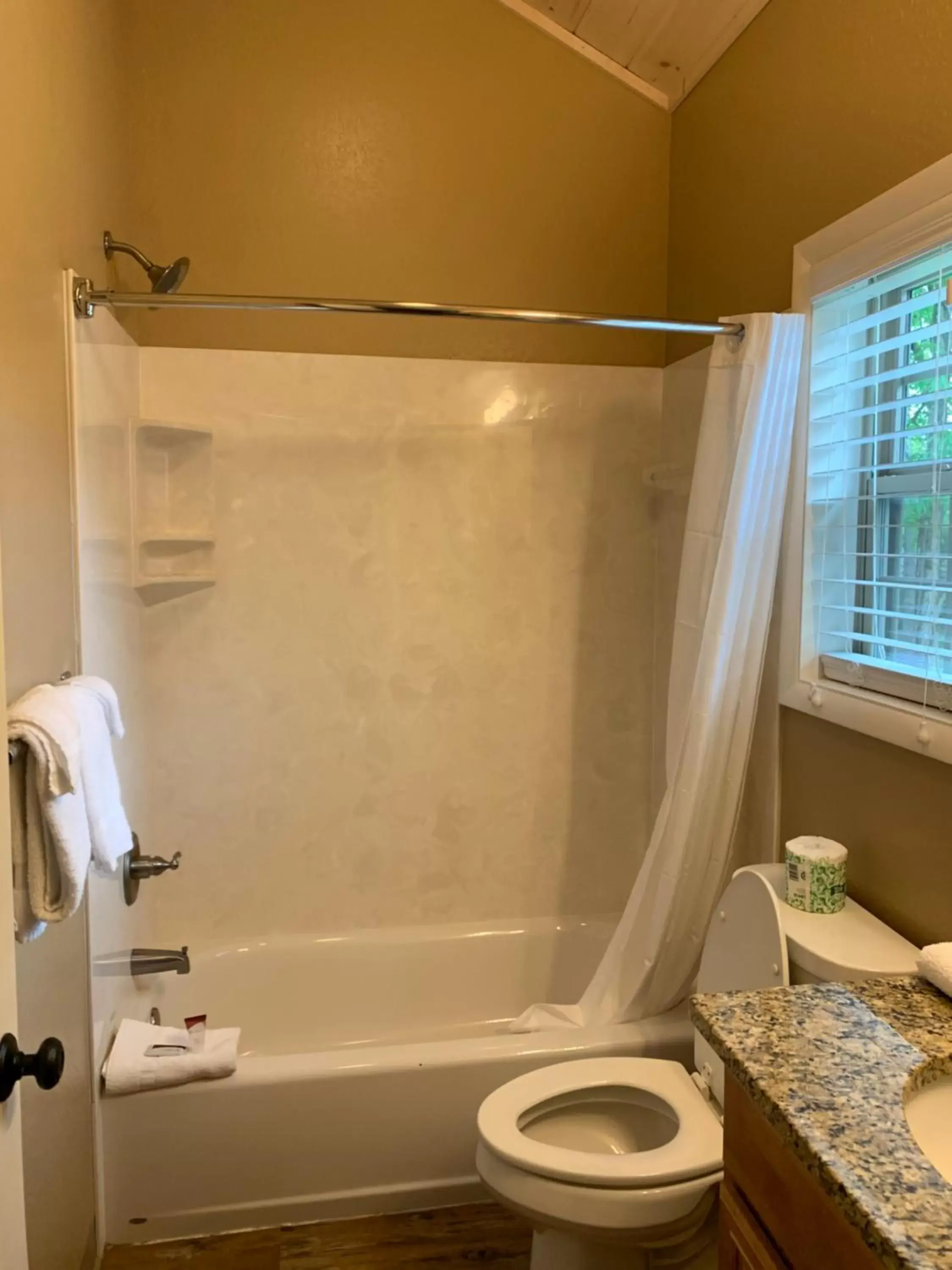 Bathroom in Carr's Northside Hotel and Cottages