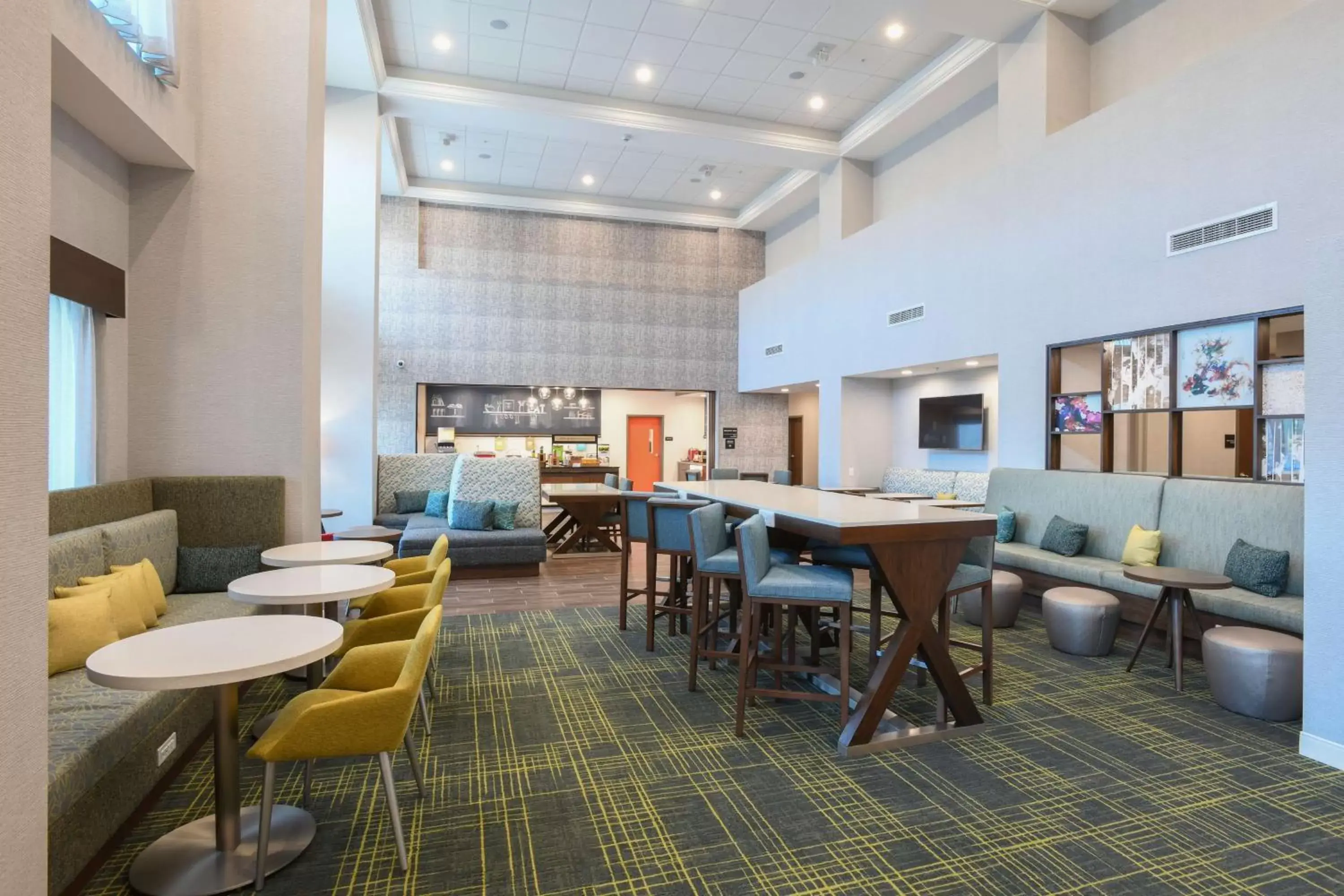 Lobby or reception, Lounge/Bar in Hampton Inn & Suites Cincinnati Liberty Township