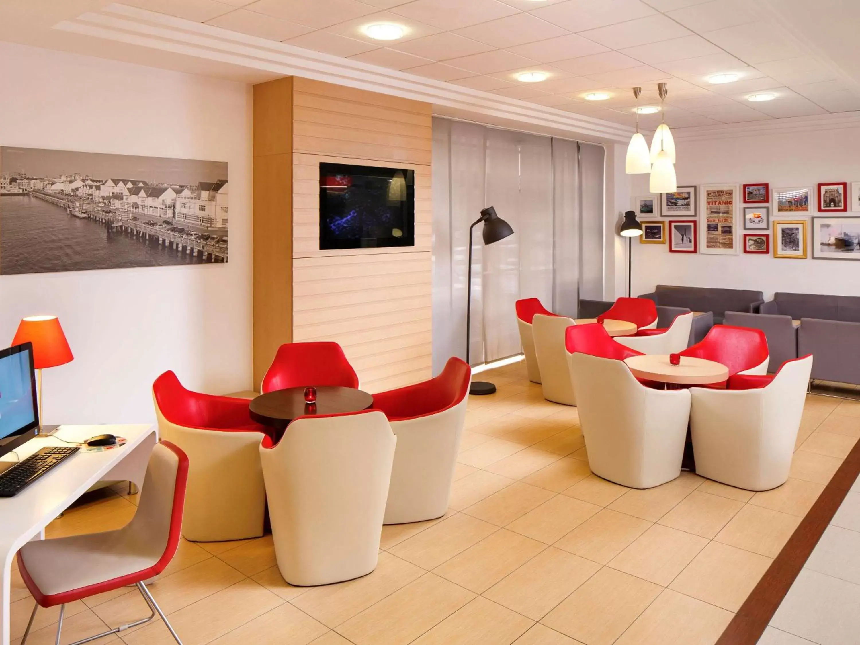 Lounge or bar, Lounge/Bar in ibis Southampton