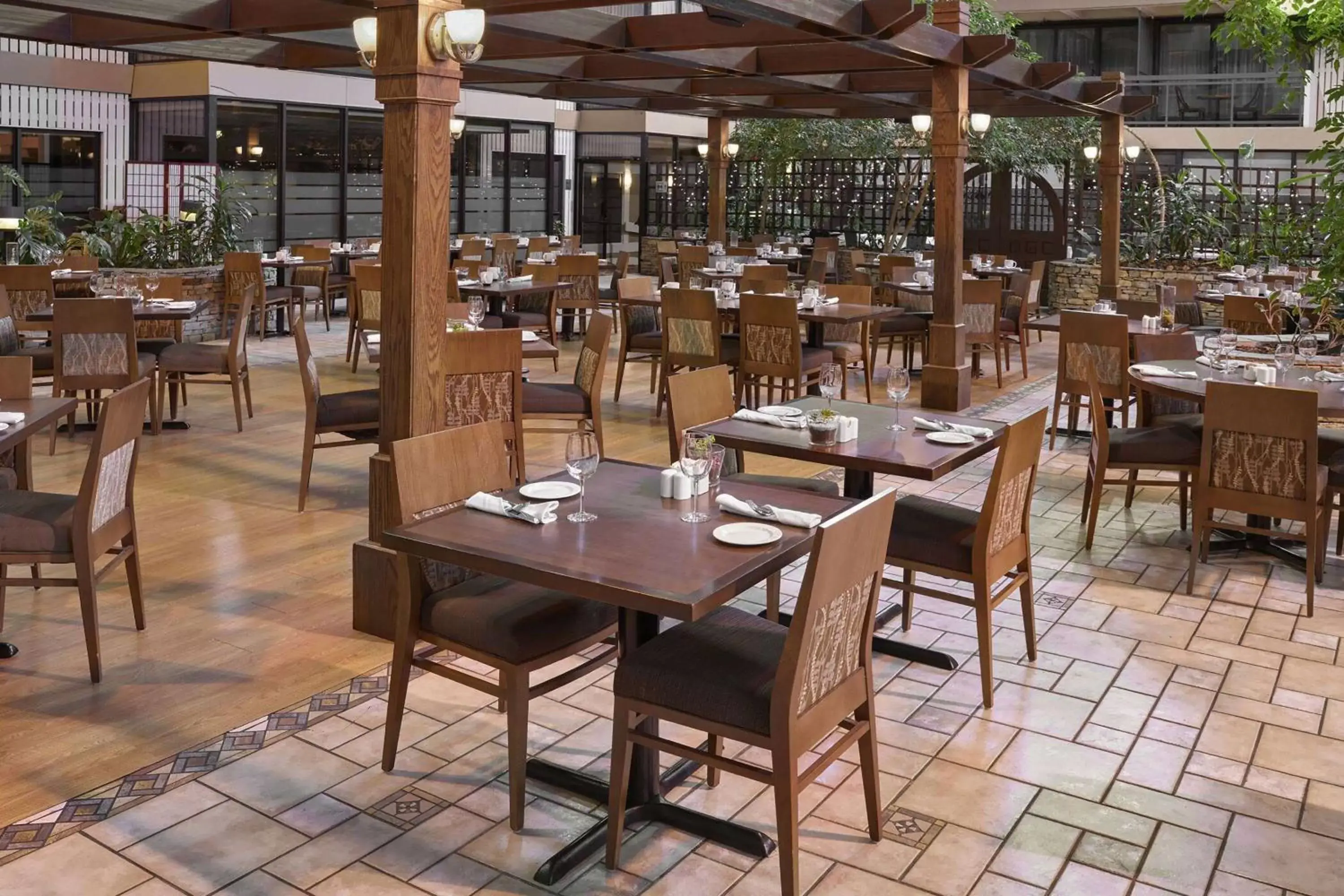 Restaurant/places to eat in Wyndham Edmonton Hotel and Conference Centre Restaurant/places to eat in Wyndham Edmonton Hotel and Conference Centre