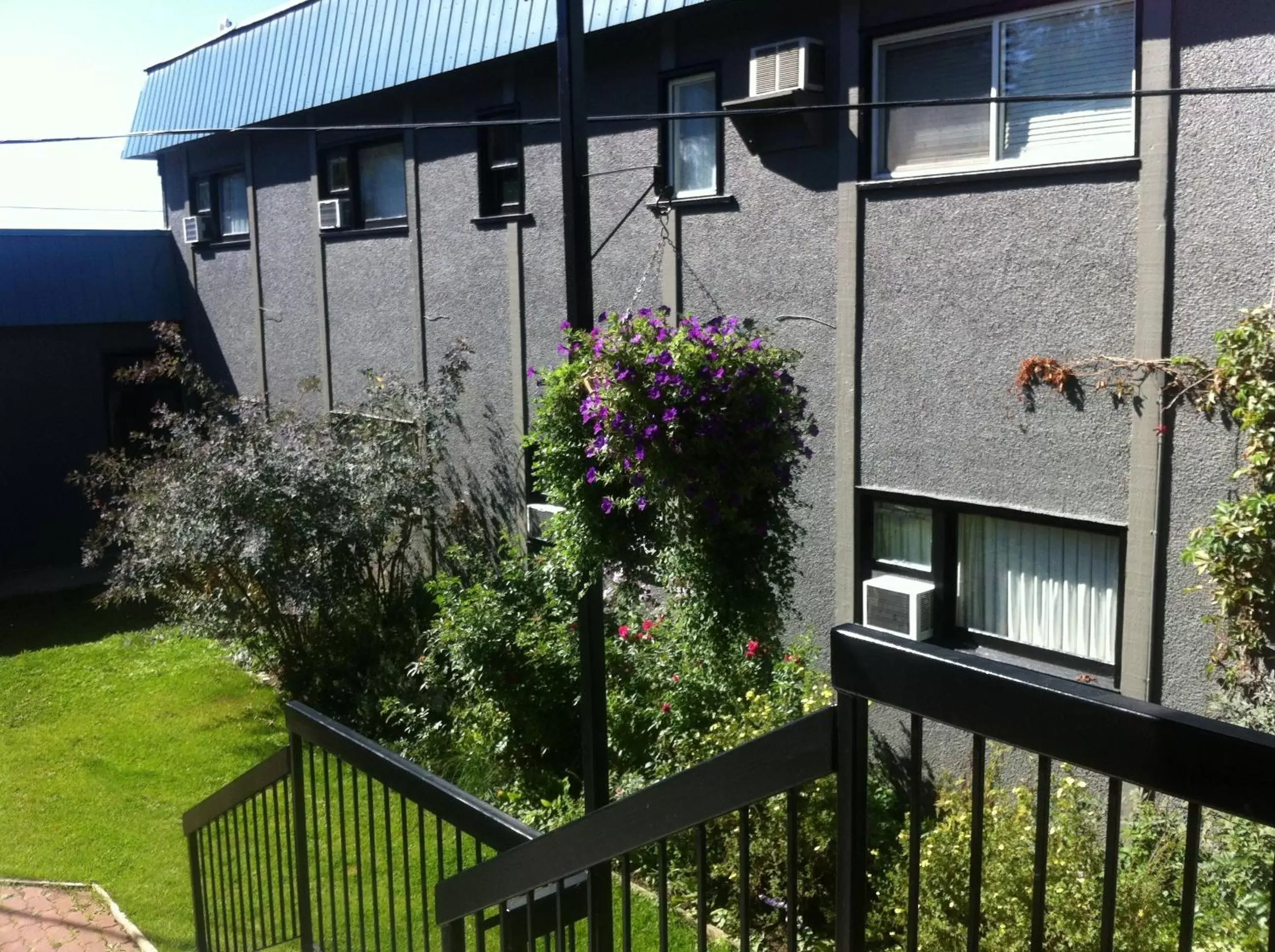 Facade/entrance in Wells Gray Inn