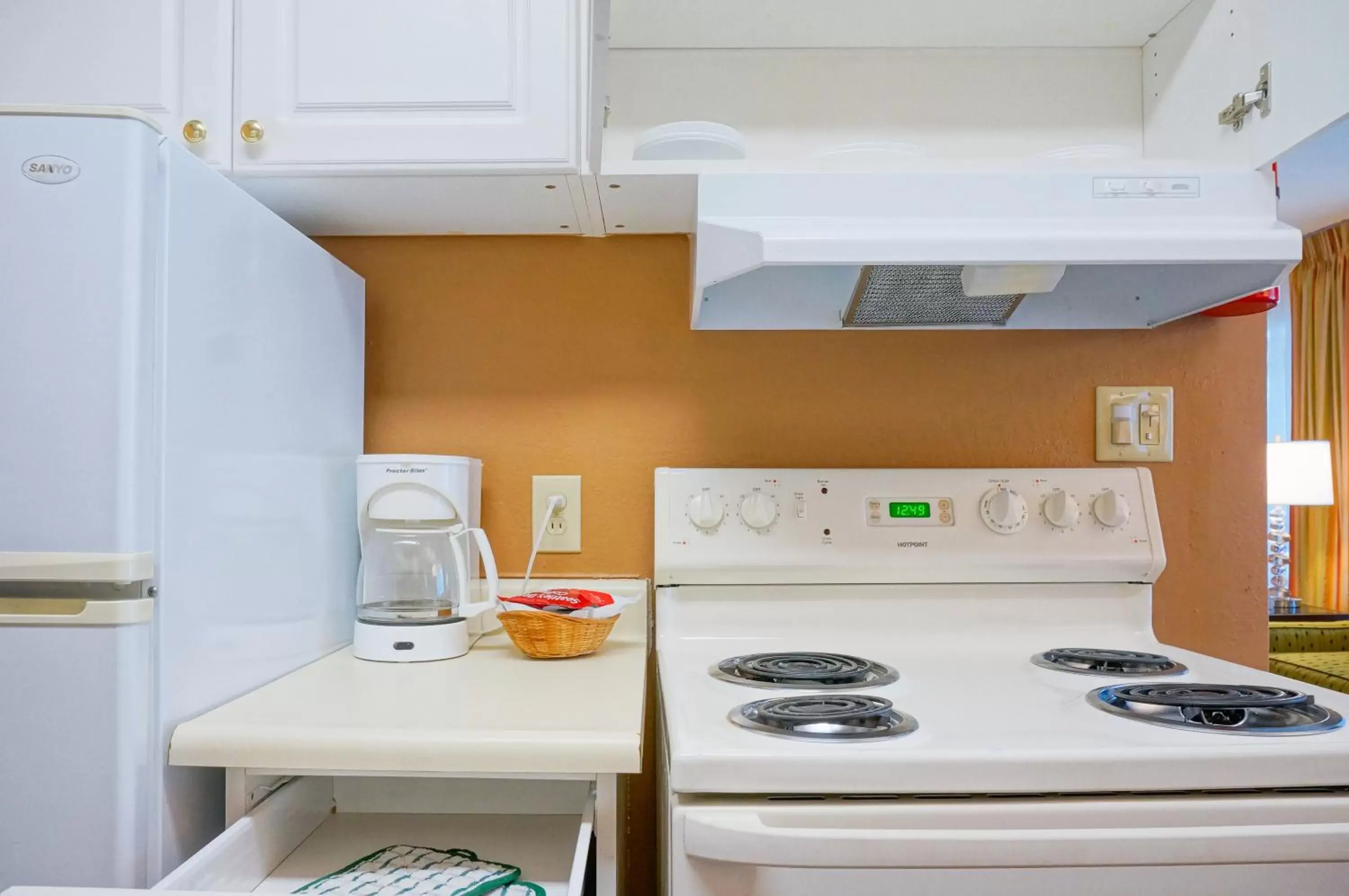 Kitchen or kitchenette, Kitchen/Kitchenette in Marin Suites Hotel