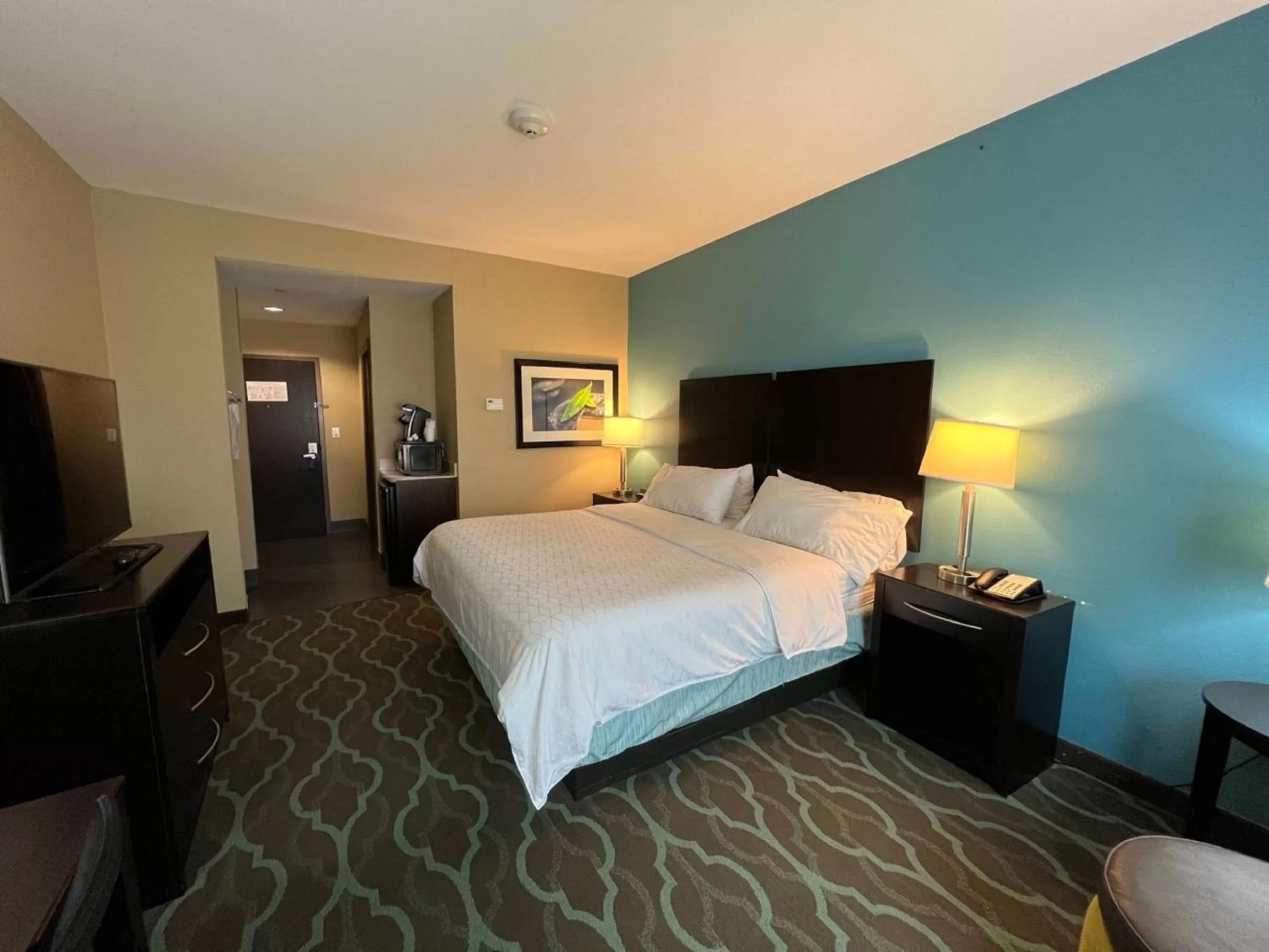 Photo of the whole room, Bed in Holiday Inn Express Hotels & Suites Cuero by IHG