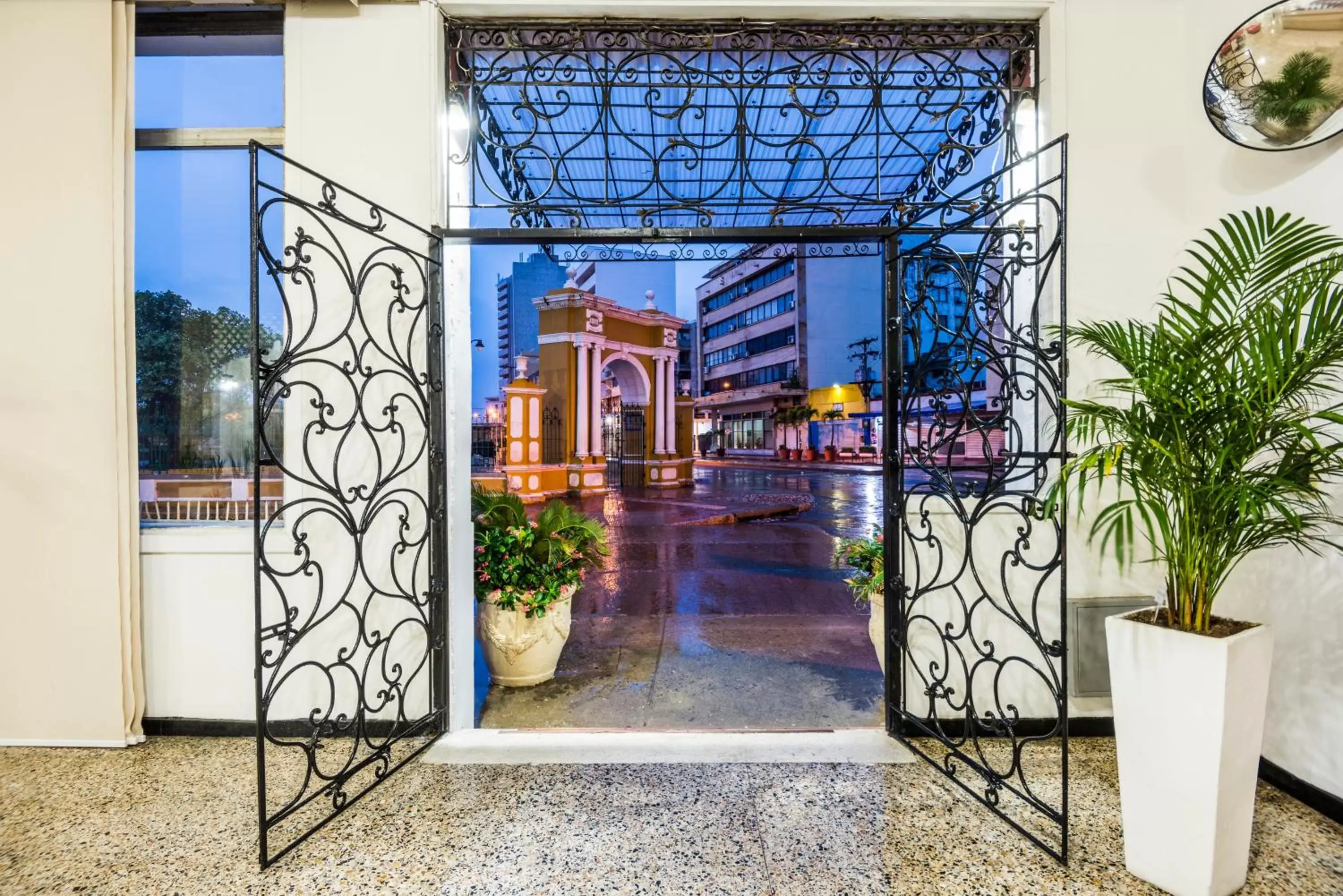 Facade/entrance in Hotel Dorado Plaza Centro Histórico