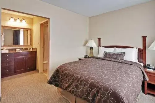 Photo of the whole room, Bed in Hawthorn Suites by Wyndham Williamsville Buffalo Airport