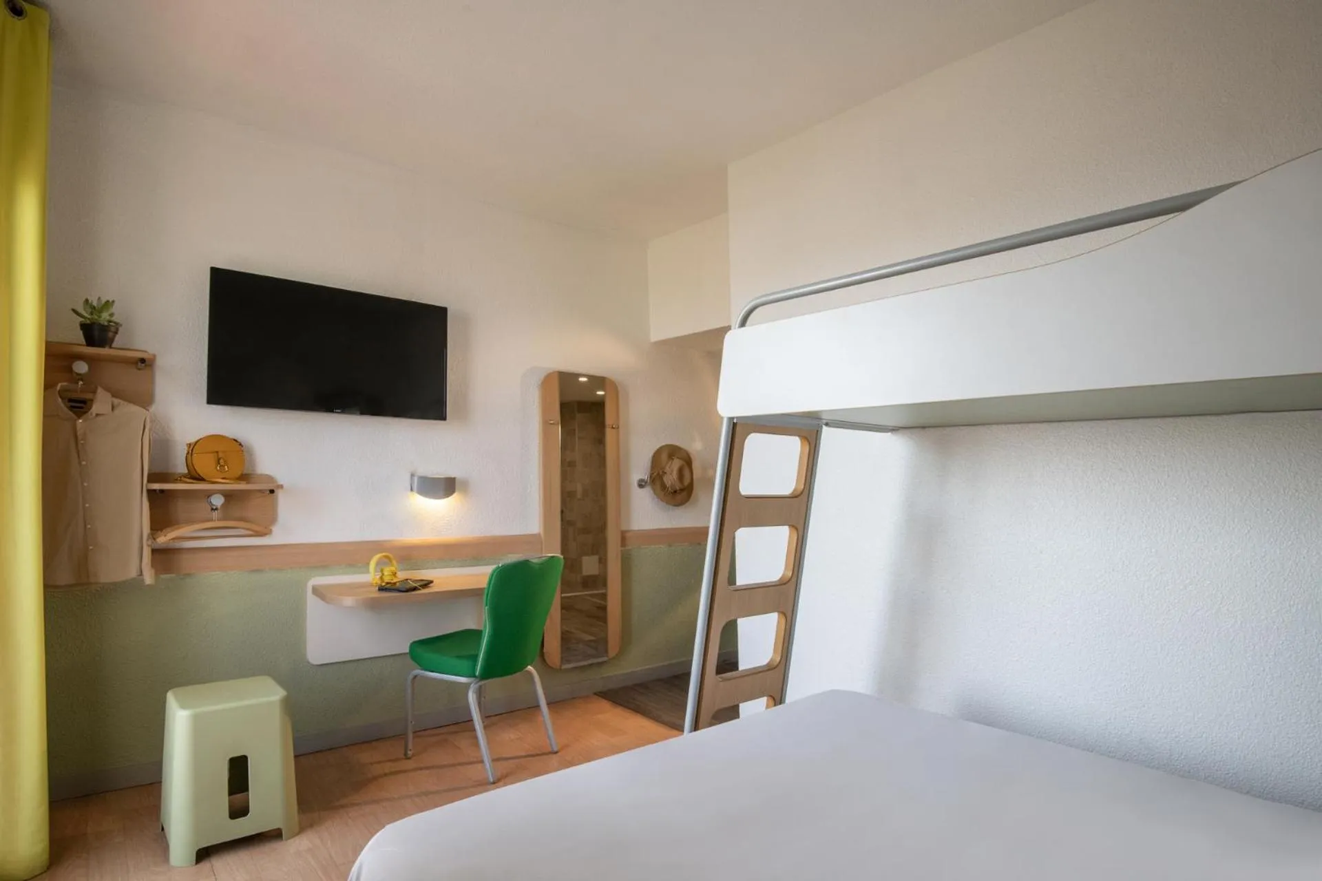Bedroom, Bed in ibis budget Menton Bord de Mer