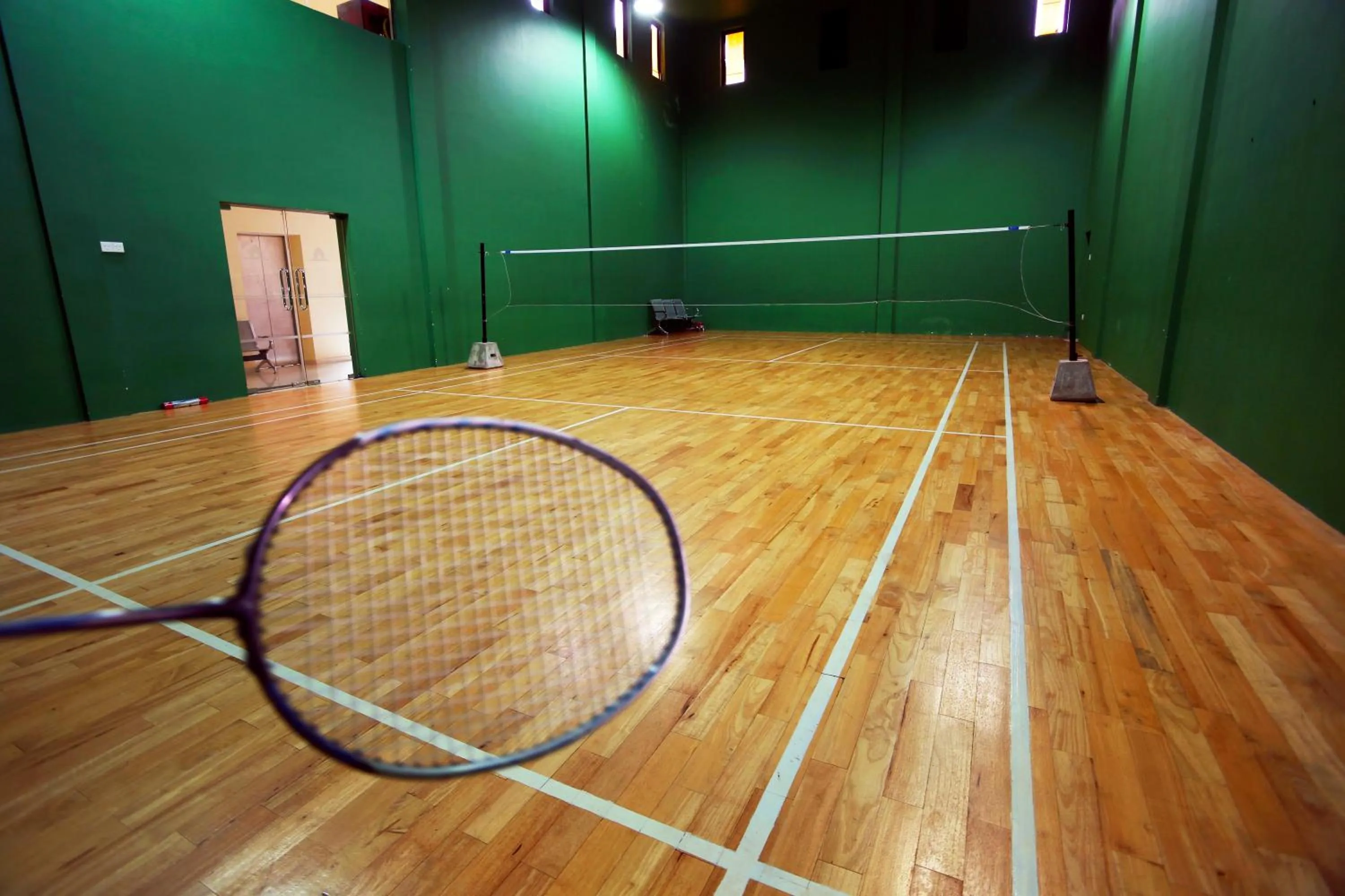 Tennis court in Randholee Resort & Spa