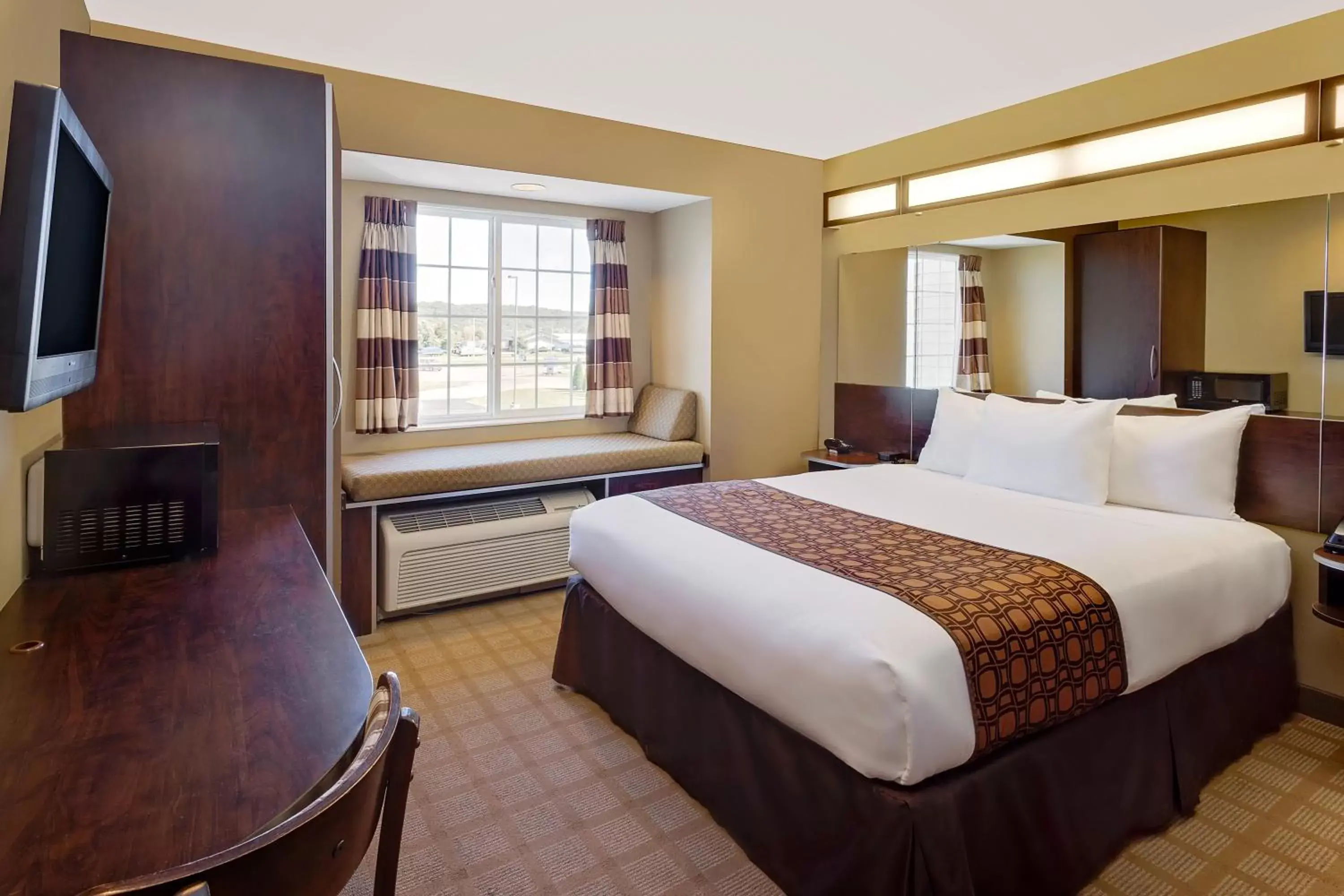 Bed in Microtel Inn & Suites by Wyndham Prairie du Chien