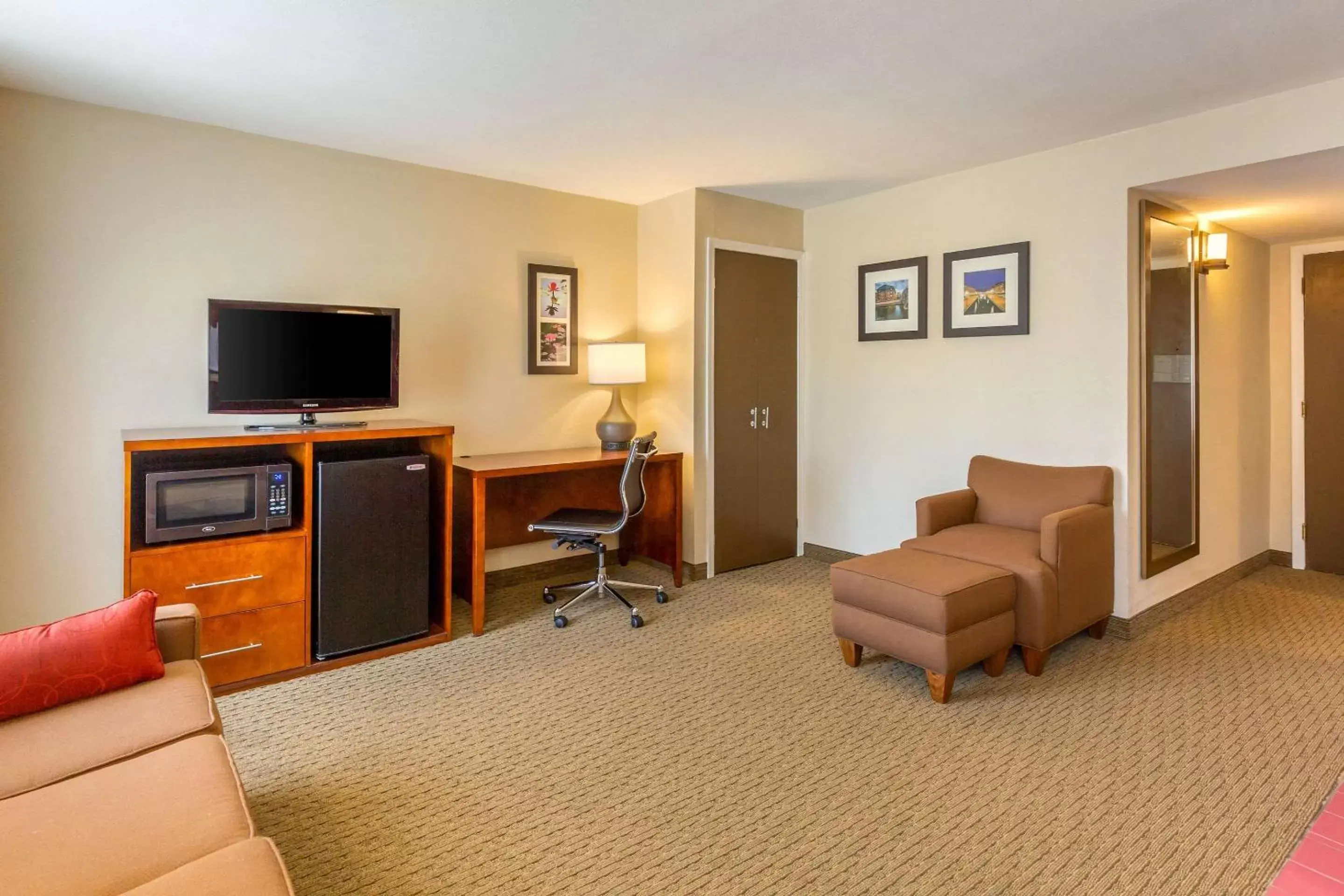 Photo of the whole room, TV/Entertainment Center in Comfort Inn Red Horse Frederick